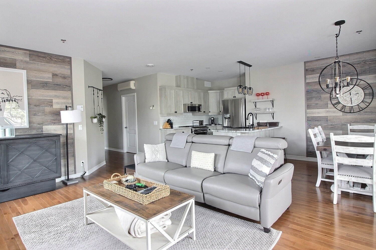 









124


Boul. de Bromont

, 202,
Bromont,




QC
J2L2K8

