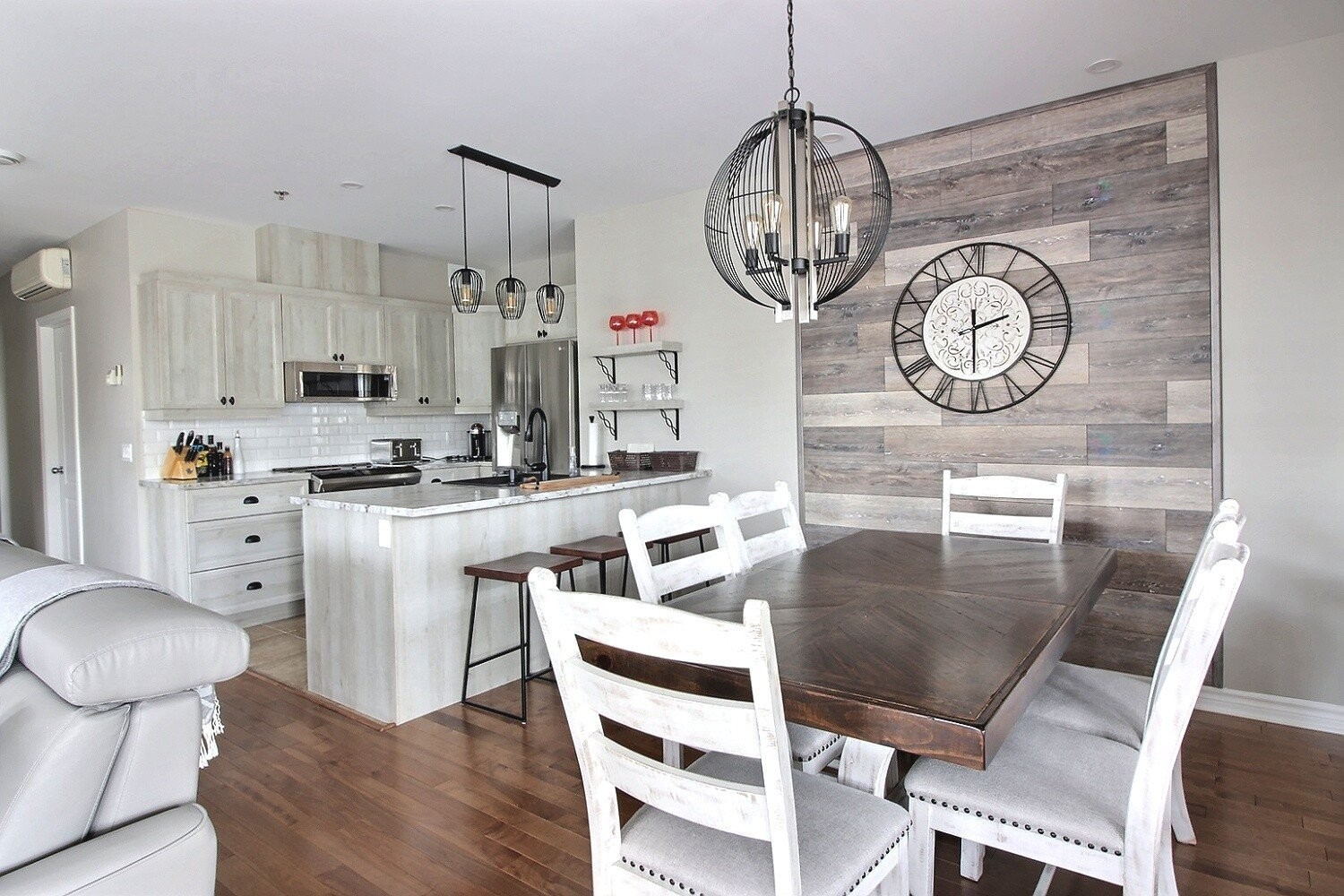 









124


Boul. de Bromont

, 202,
Bromont,




QC
J2L2K8

