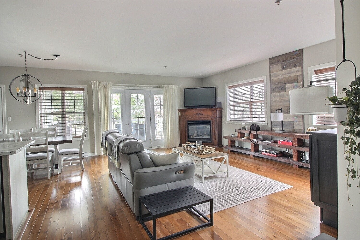 









124


Boul. de Bromont

, 202,
Bromont,




QC
J2L2K8


