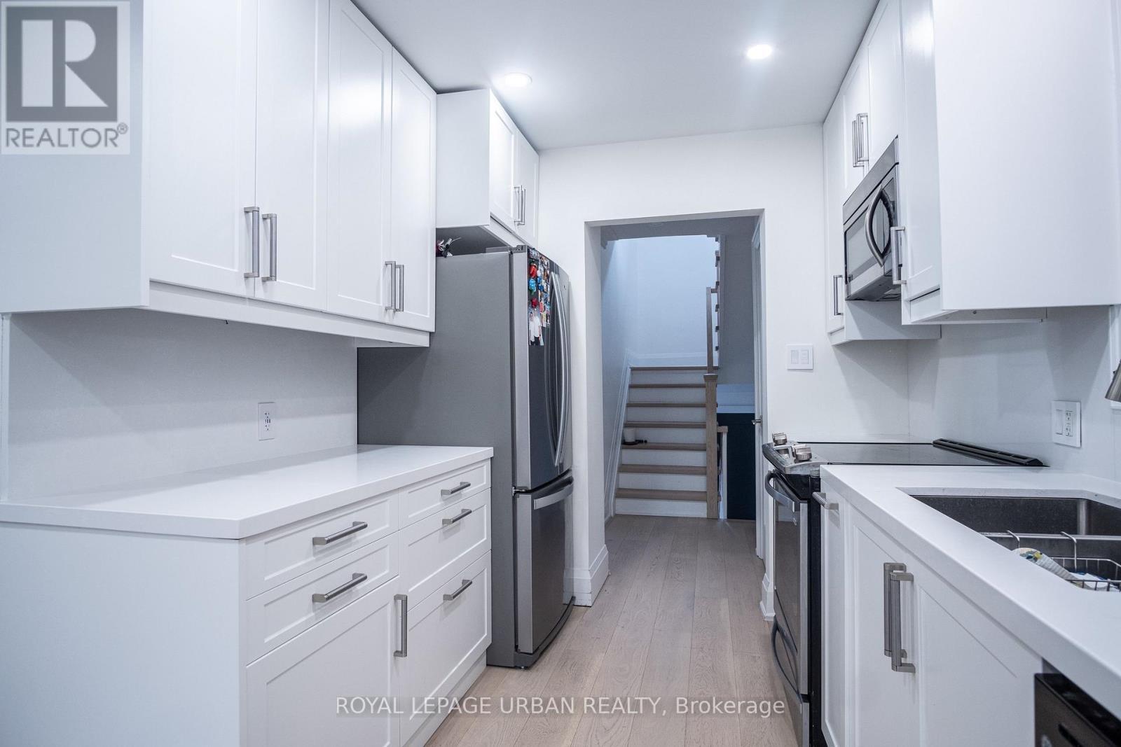 












434 WESTMOUNT AVENUE

,
Toronto,




Ontario
M6E3N5

