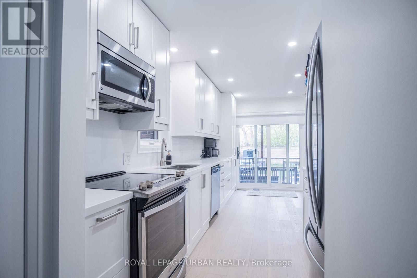 












434 WESTMOUNT AVENUE

,
Toronto,




Ontario
M6E3N5

