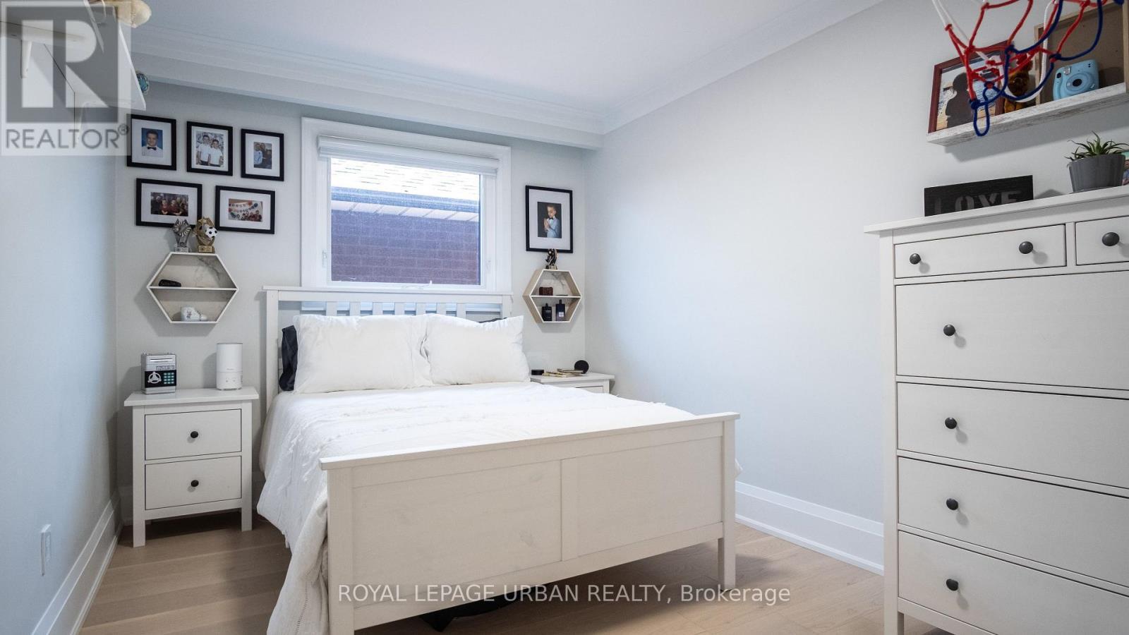 












434 WESTMOUNT AVENUE

,
Toronto,




Ontario
M6E3N5

