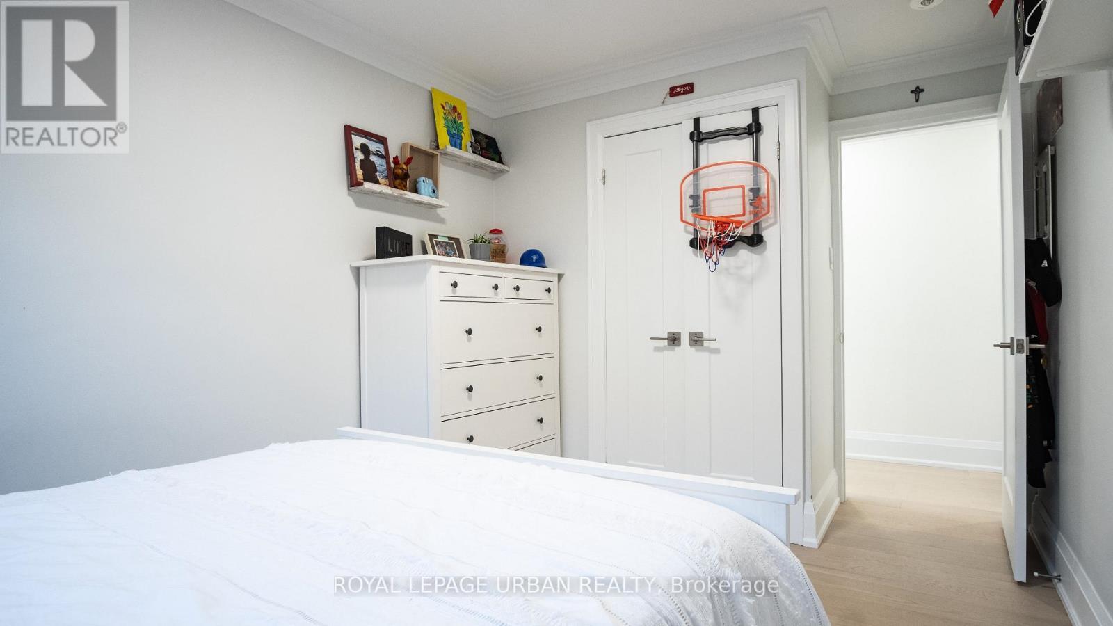 












434 WESTMOUNT AVENUE

,
Toronto,




Ontario
M6E3N5

