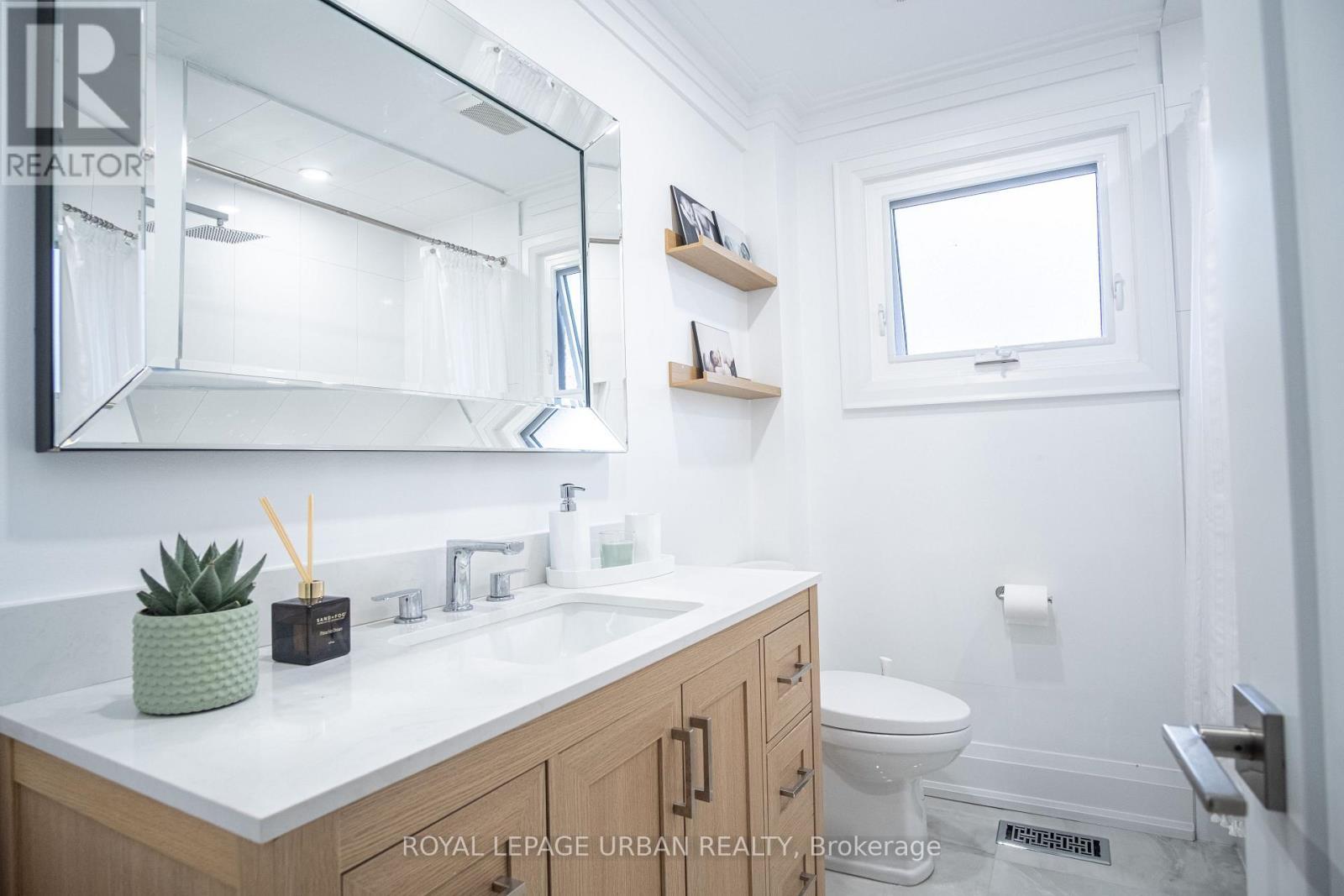 












434 WESTMOUNT AVENUE

,
Toronto,




Ontario
M6E3N5

