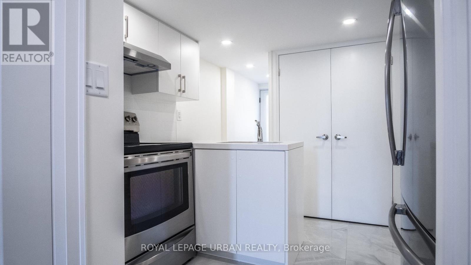 












434 WESTMOUNT AVENUE

,
Toronto,




Ontario
M6E3N5

