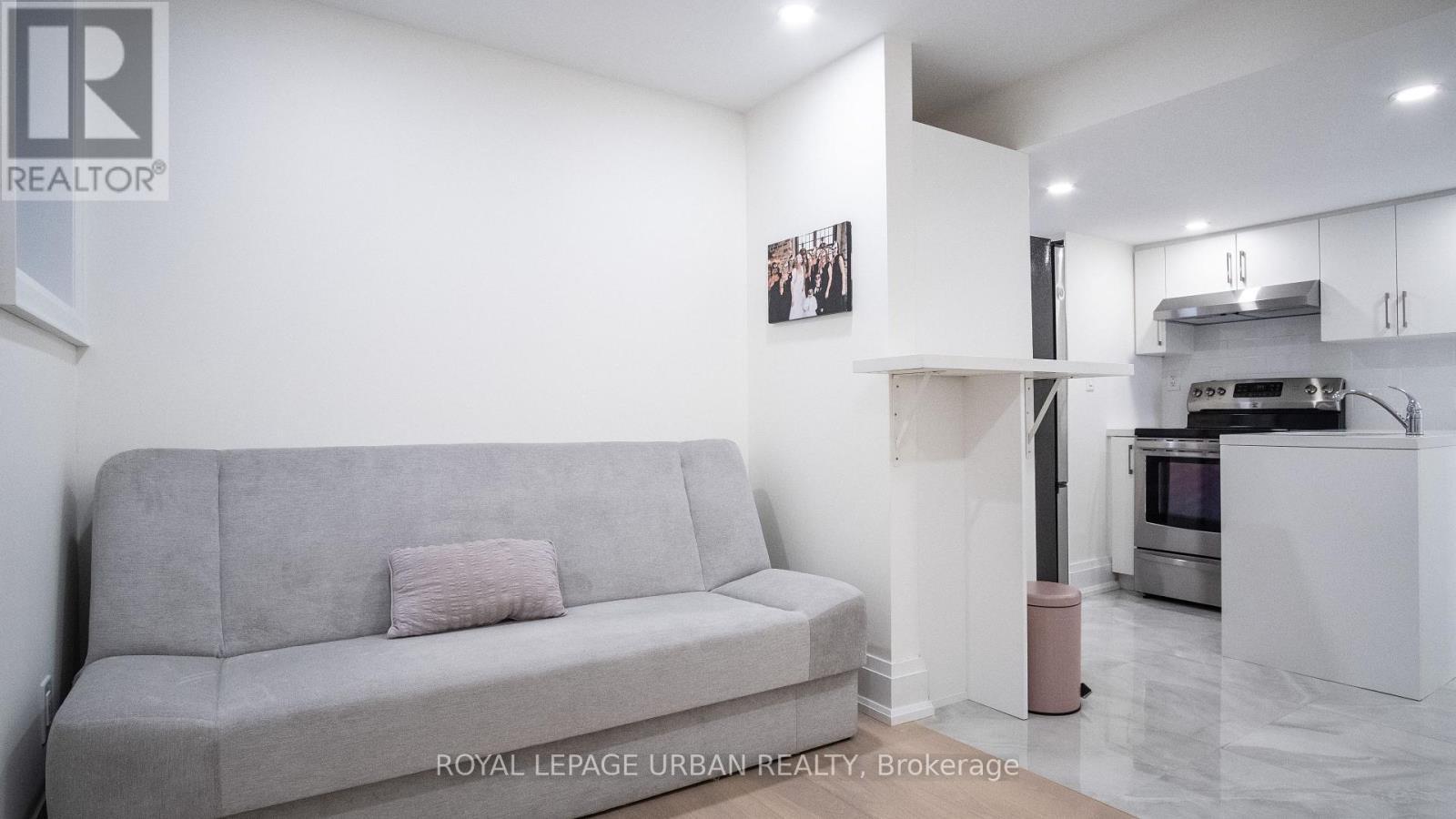 












434 WESTMOUNT AVENUE

,
Toronto,




Ontario
M6E3N5

