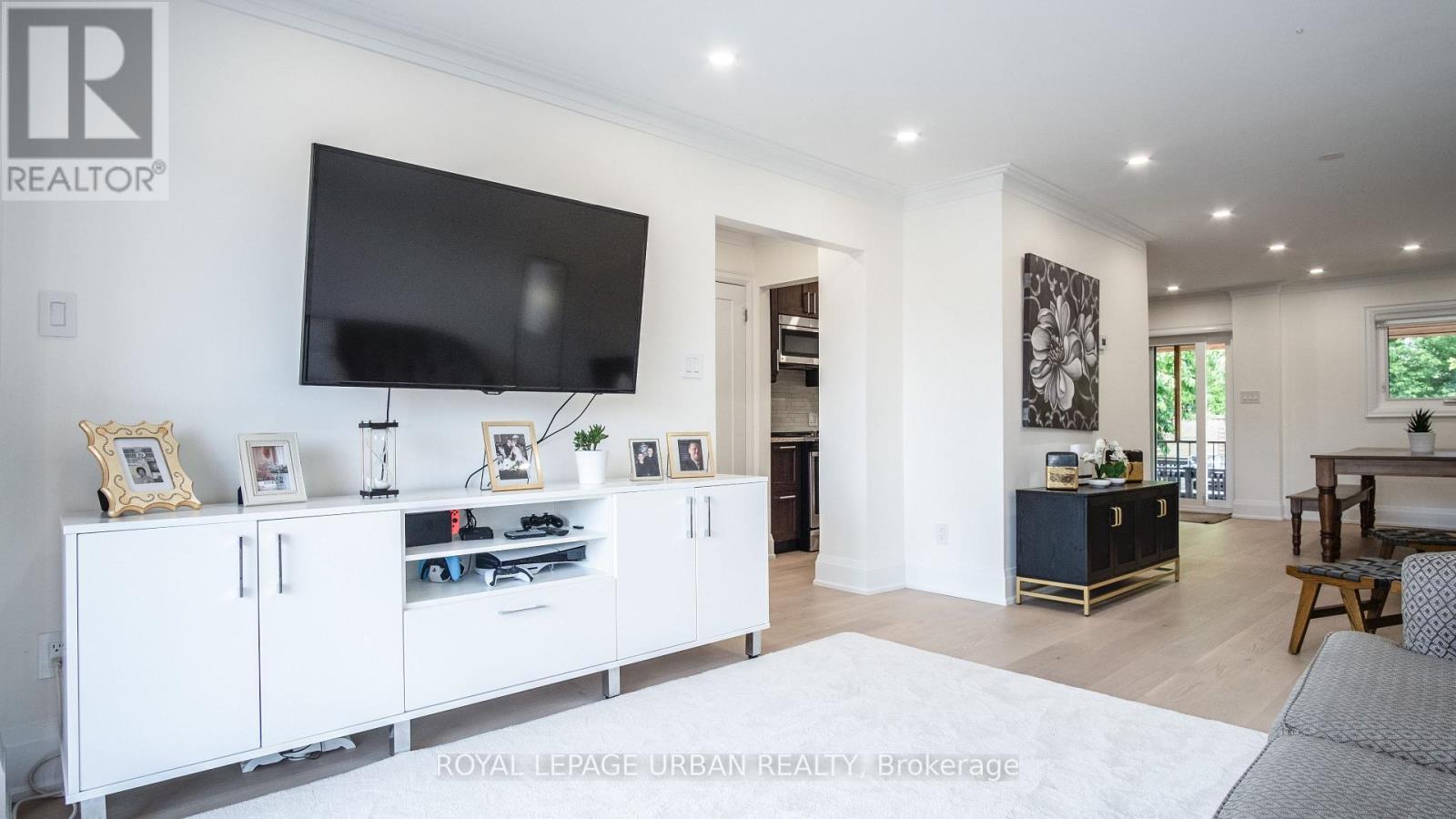 












434 WESTMOUNT AVENUE

,
Toronto,




Ontario
M6E3N5

