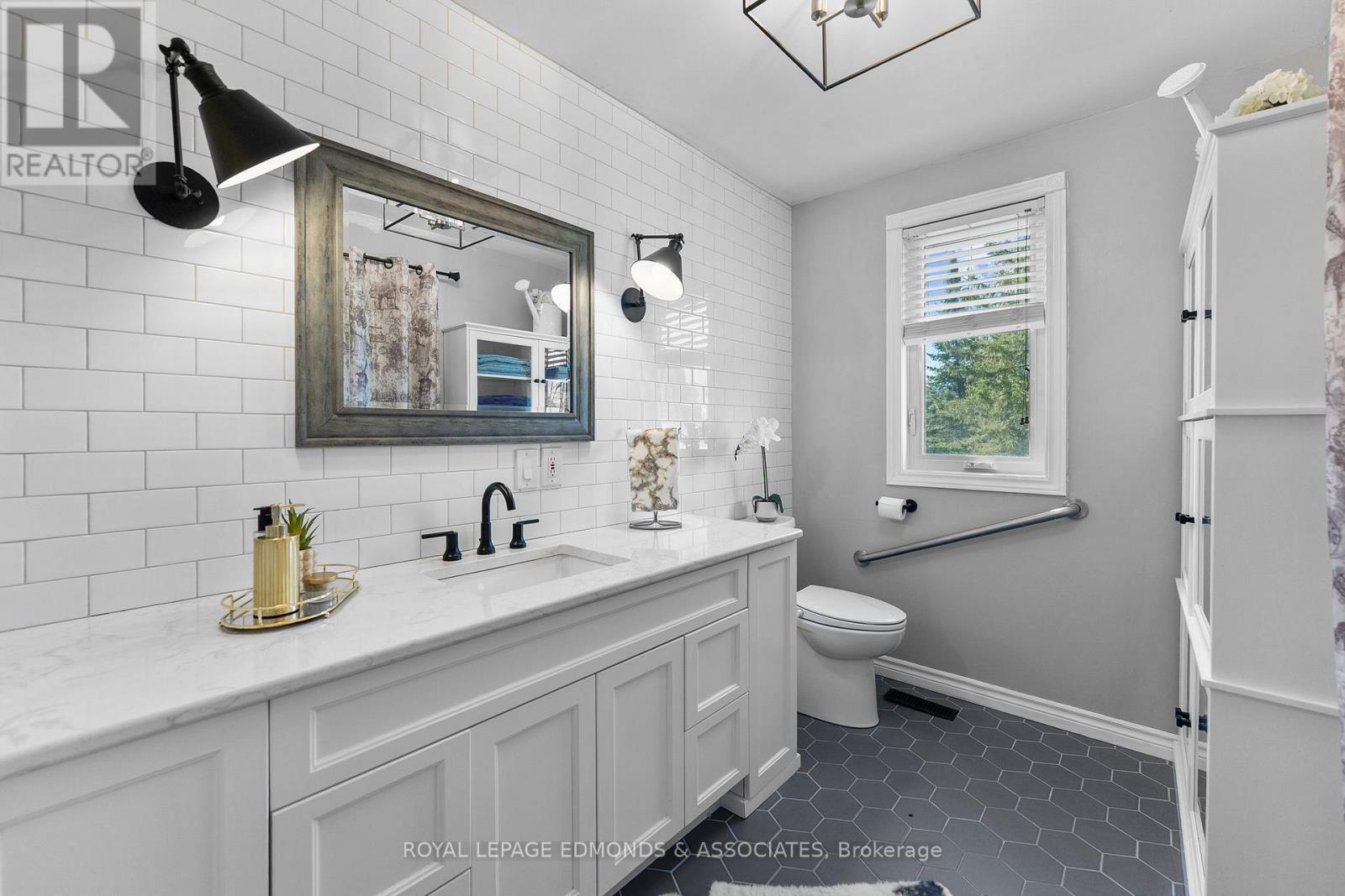 












160 LACROIX BAY ROAD

,
Whitewater Region,




Ontario
K0J2L0

