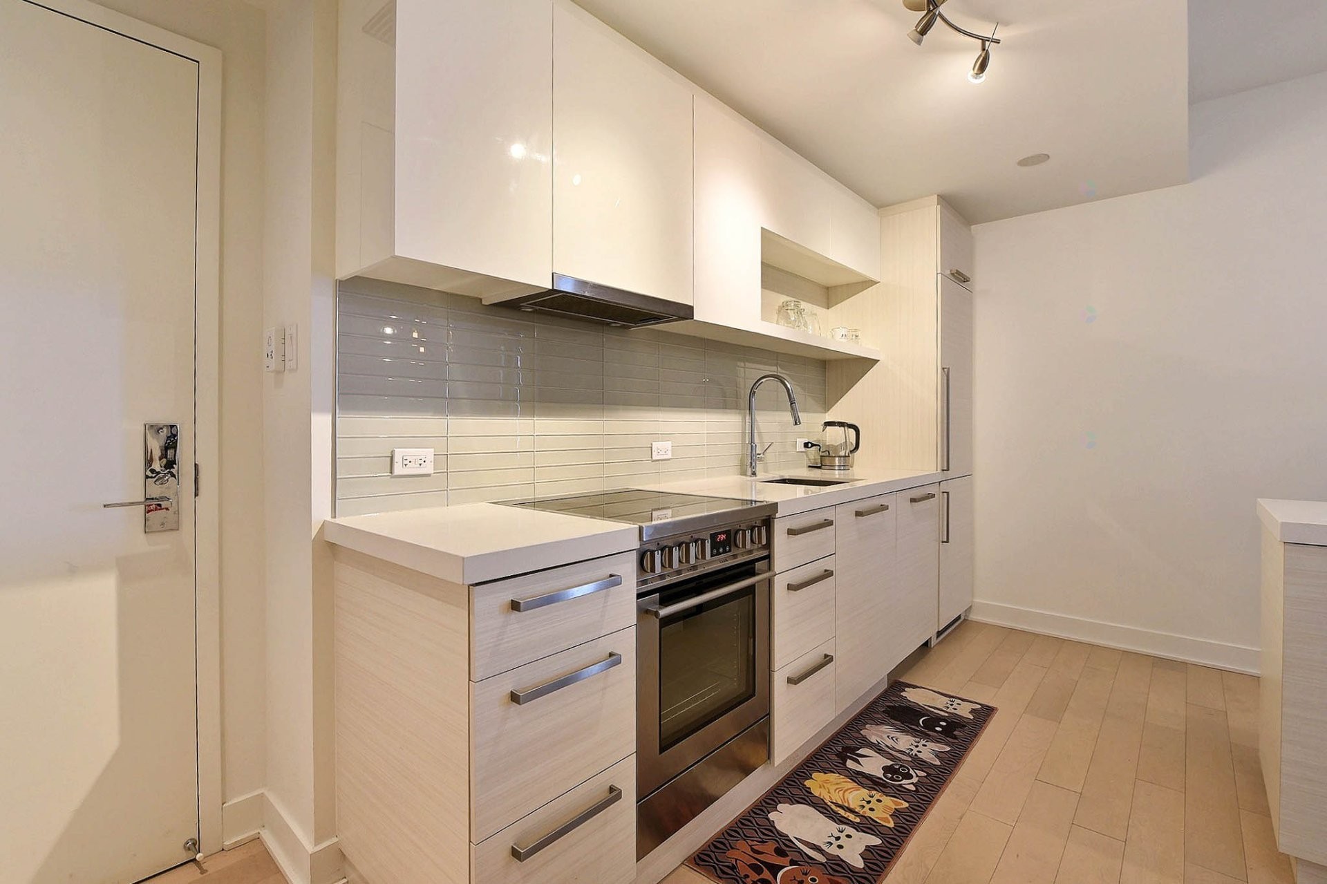 









1050


Rue Drummond

, 2707,
Montréal (Ville-Marie),




QC
H3B0G3

