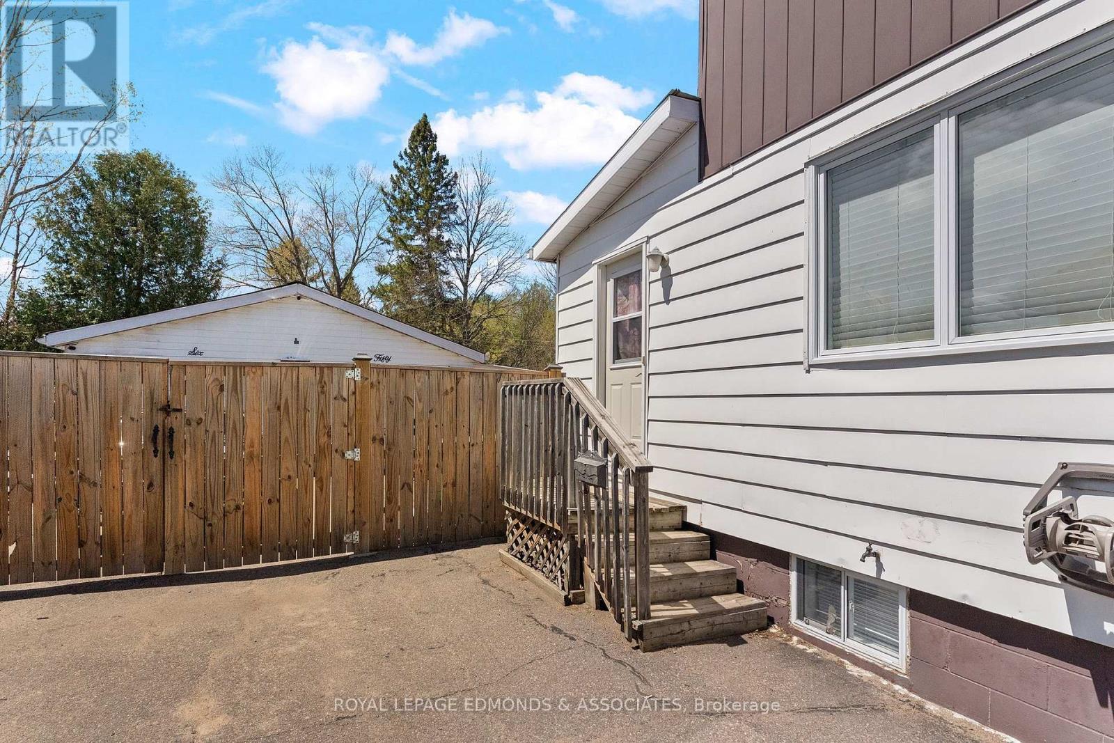 












650 LORNE STREET W

,
Laurentian Valley,




Ontario
K8A6T6

