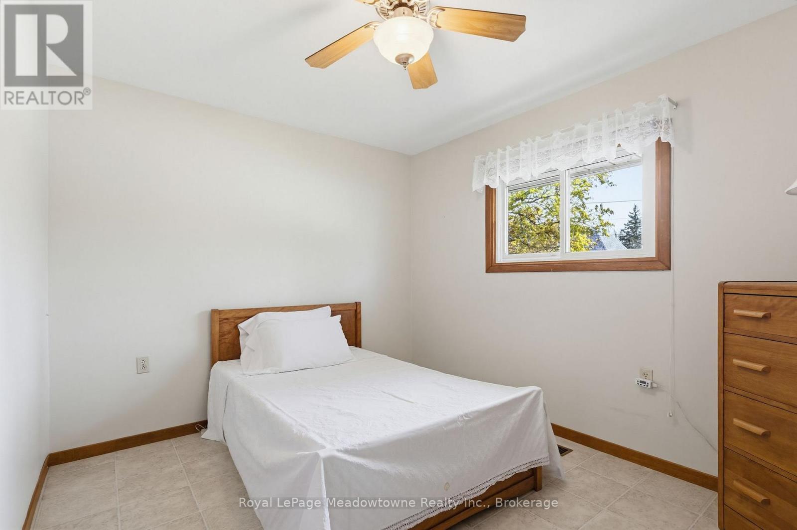 












75 MILES STREET

,
Milton (OM Old Milton),




Ontario
L9T1E7

