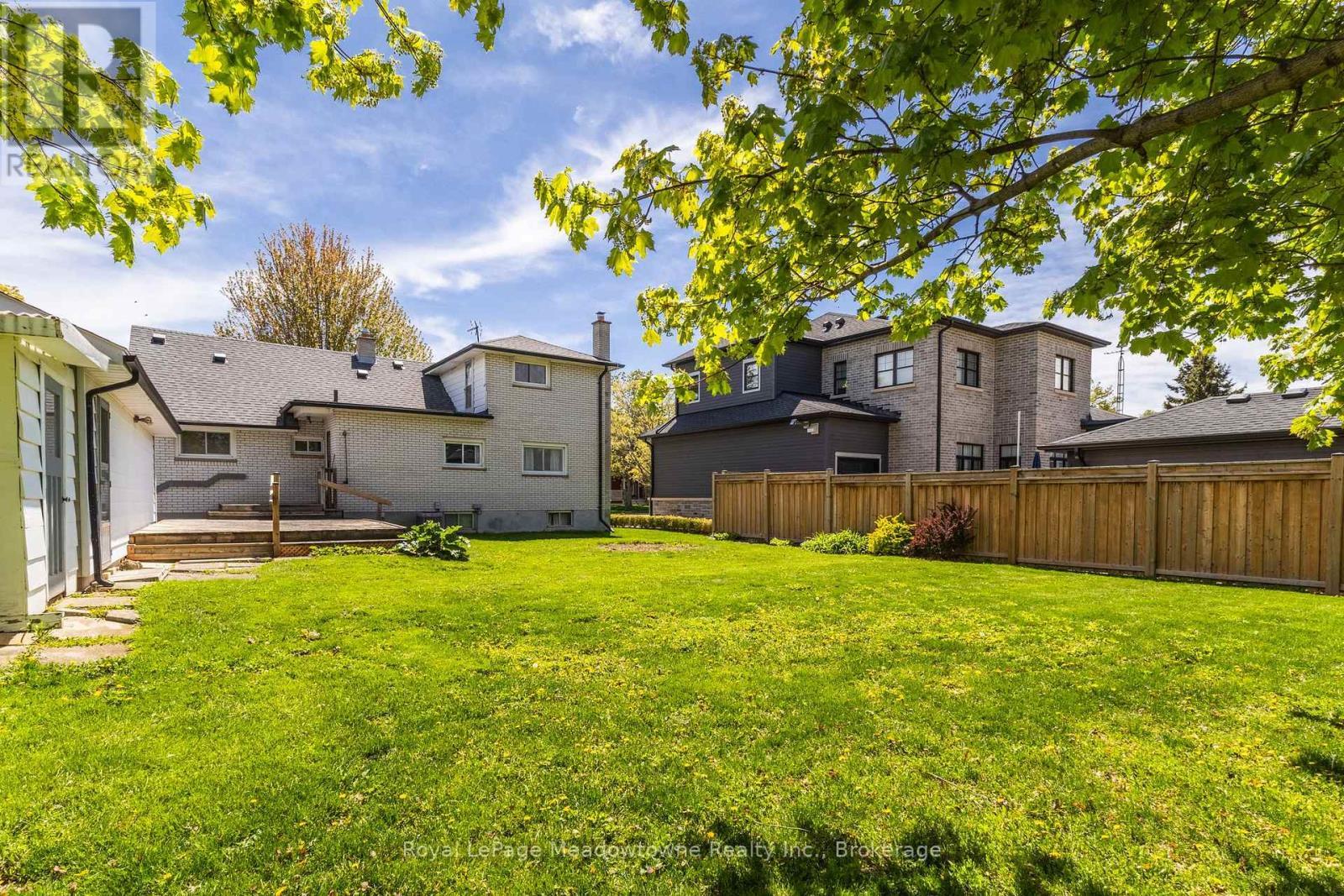 












75 MILES STREET

,
Milton (OM Old Milton),




Ontario
L9T1E7

