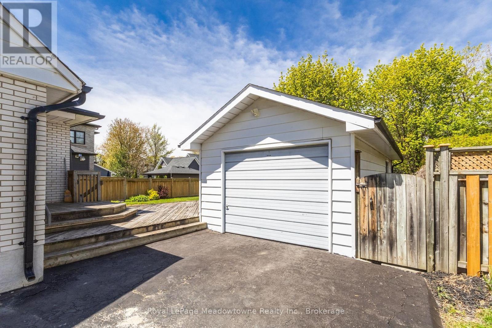 












75 MILES STREET

,
Milton (OM Old Milton),




Ontario
L9T1E7

