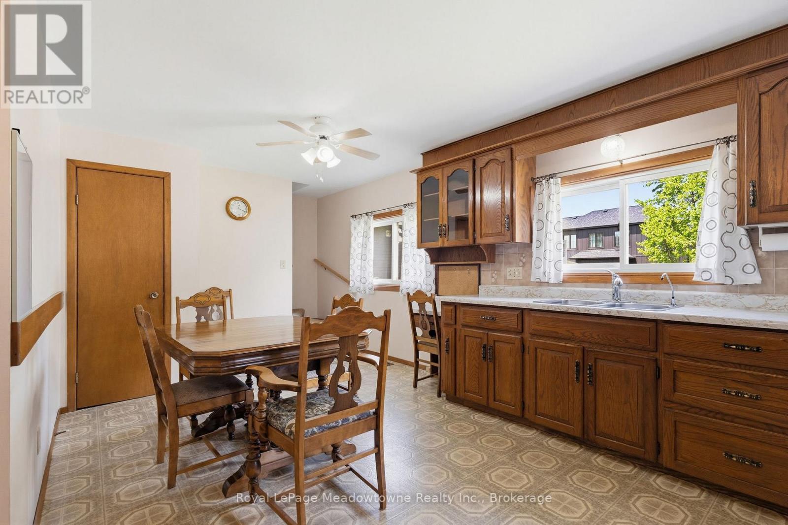 












75 MILES STREET

,
Milton (OM Old Milton),




Ontario
L9T1E7


