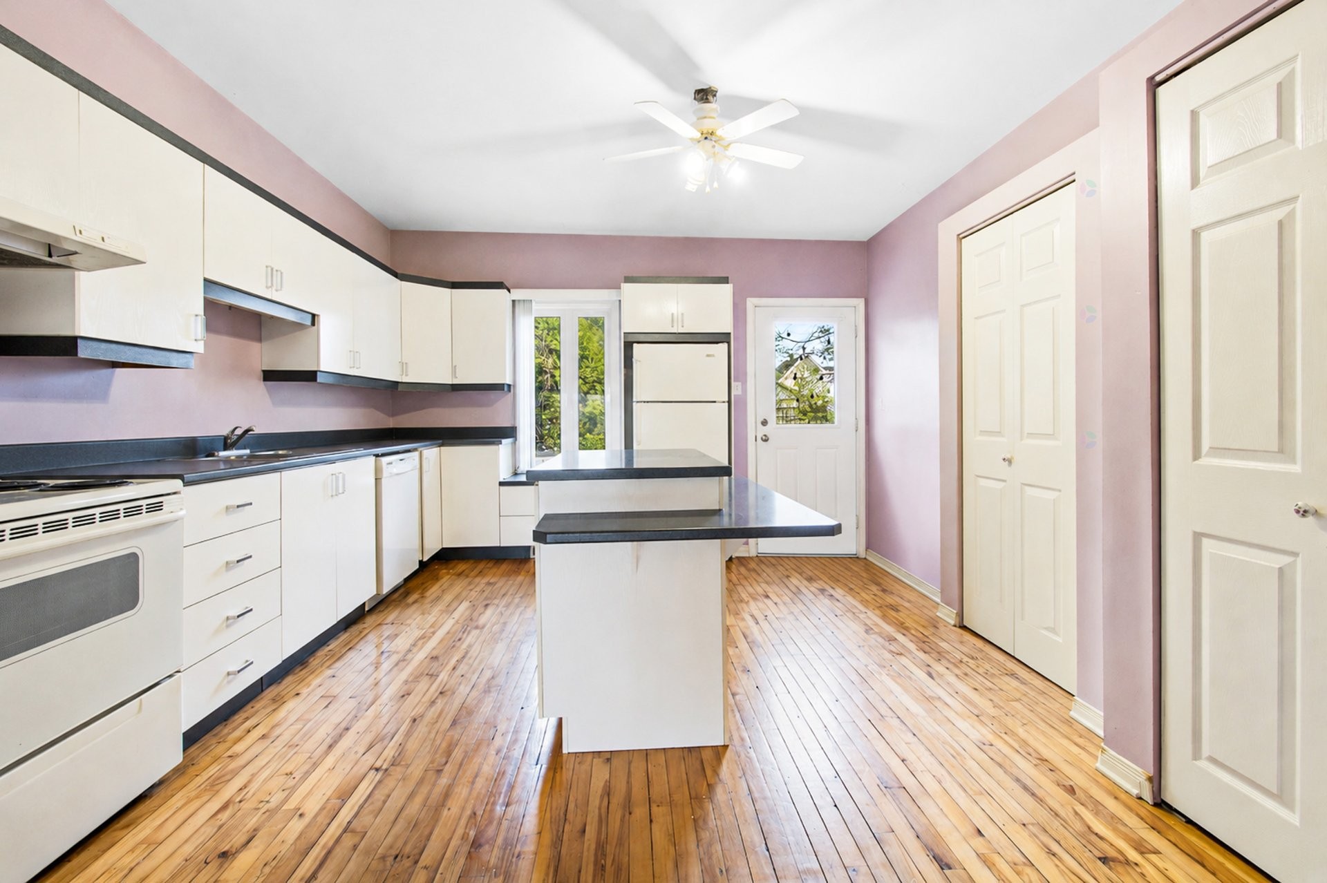 









49

 - 51


Rue Charles

,
Lachute,




QC
J8H2Y2

