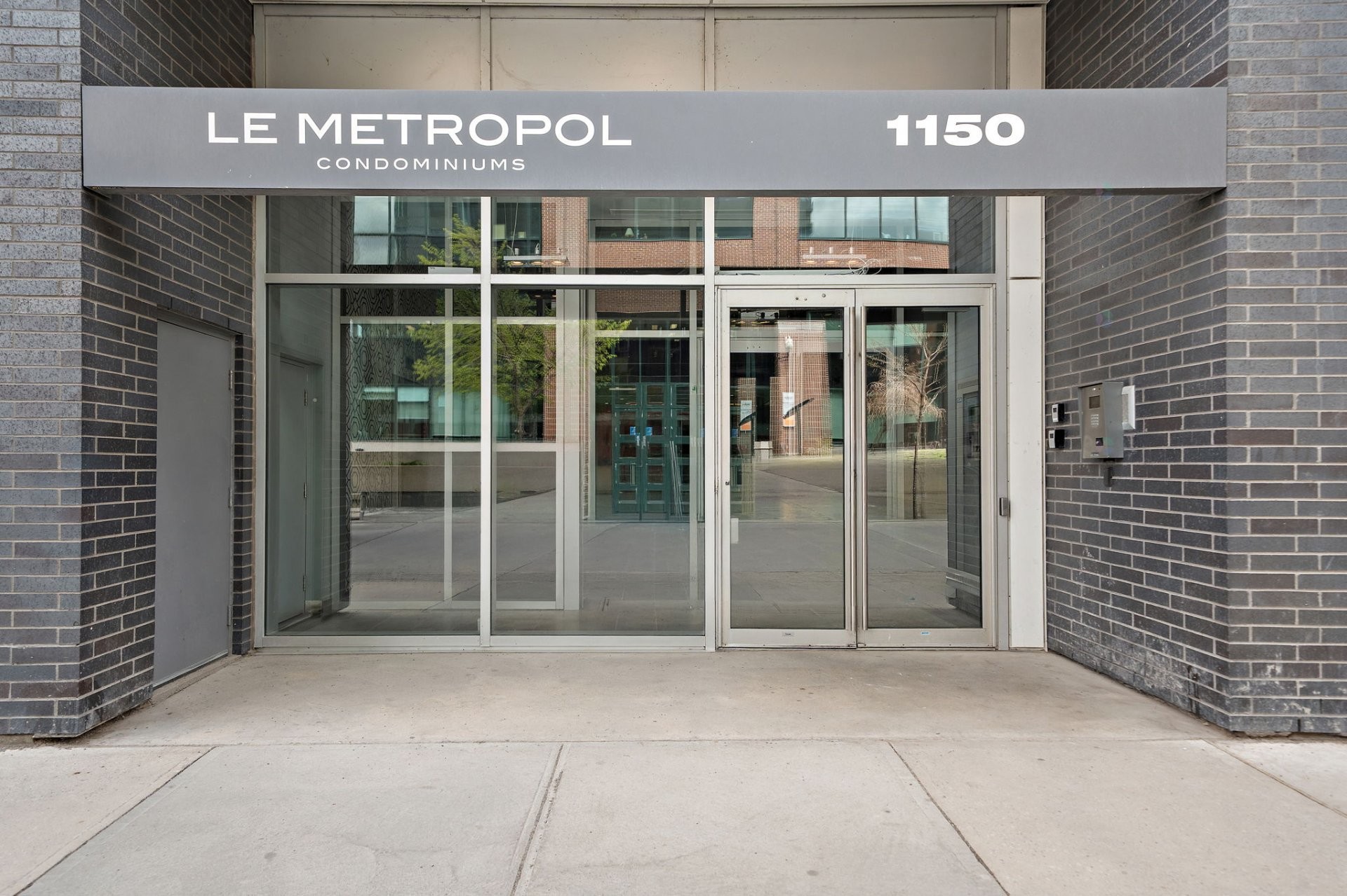 









1150


Rue St-Denis

, 916,
Montréal (Ville-Marie),




QC
H2X0B3

