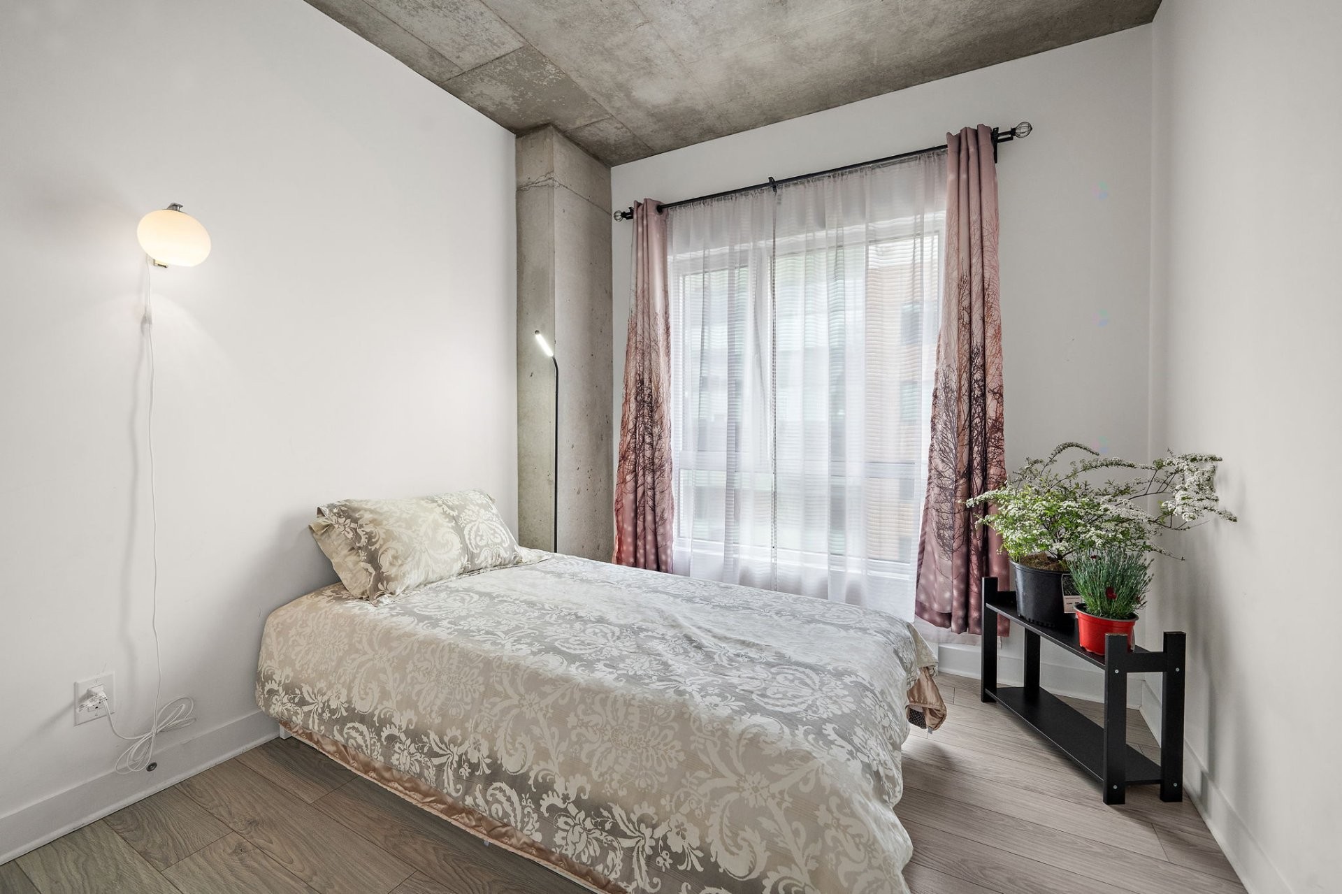 









1150


Rue St-Denis

, 916,
Montréal (Ville-Marie),




QC
H2X0B3

