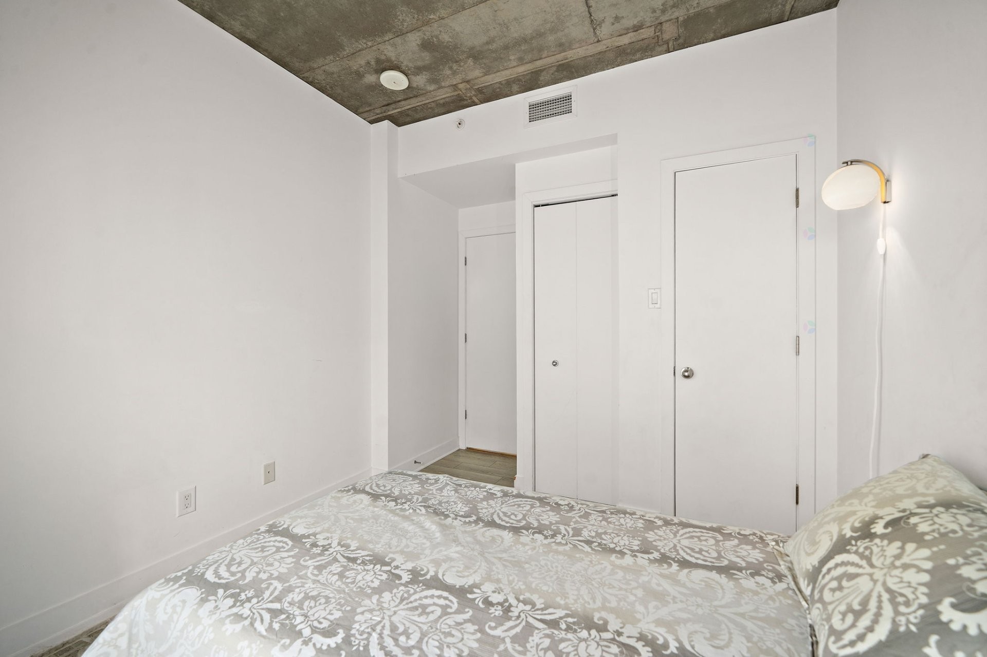









1150


Rue St-Denis

, 916,
Montréal (Ville-Marie),




QC
H2X0B3

