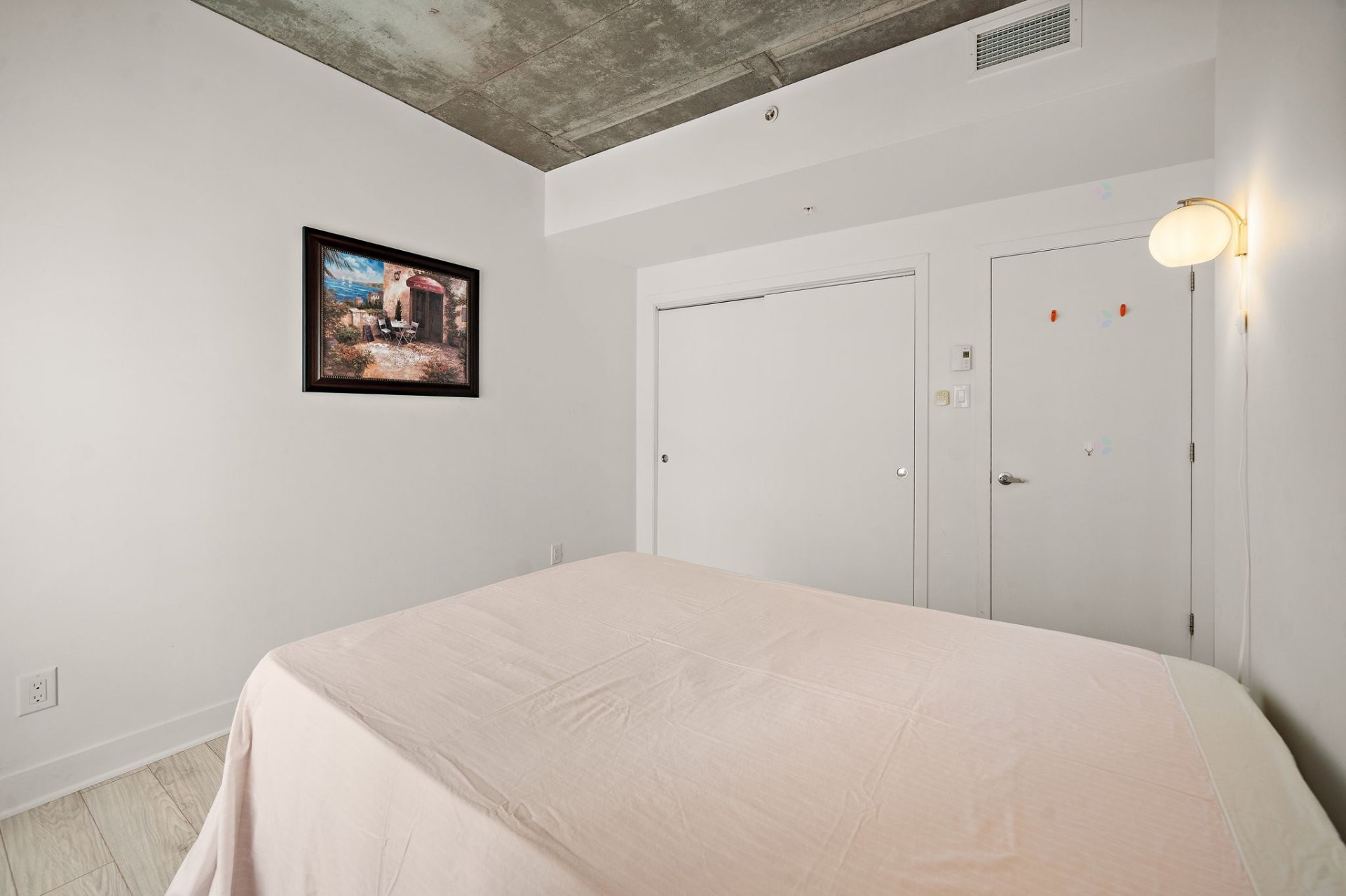 









1150


Rue St-Denis

, 916,
Montréal (Ville-Marie),




QC
H2X0B3

