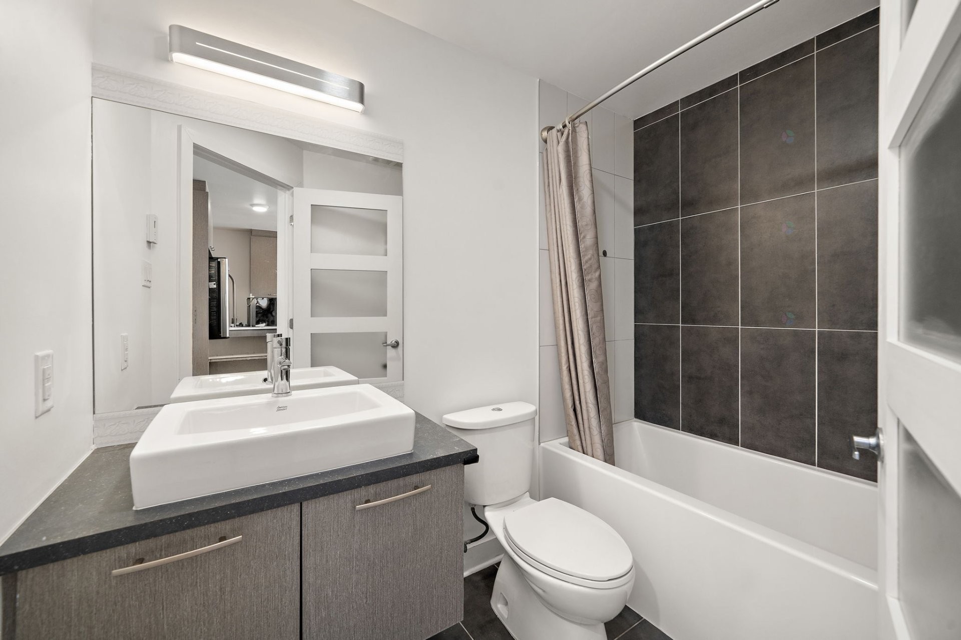 









1150


Rue St-Denis

, 916,
Montréal (Ville-Marie),




QC
H2X0B3

