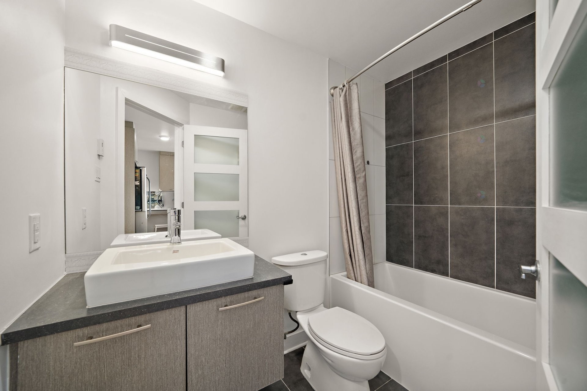 









1150


Rue St-Denis

, 916,
Montréal (Ville-Marie),




QC
H2X0B3

