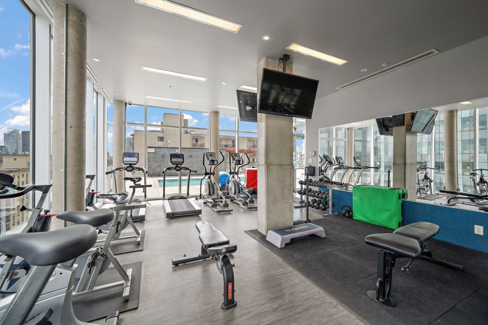 









1150


Rue St-Denis

, 916,
Montréal (Ville-Marie),




QC
H2X0B3

