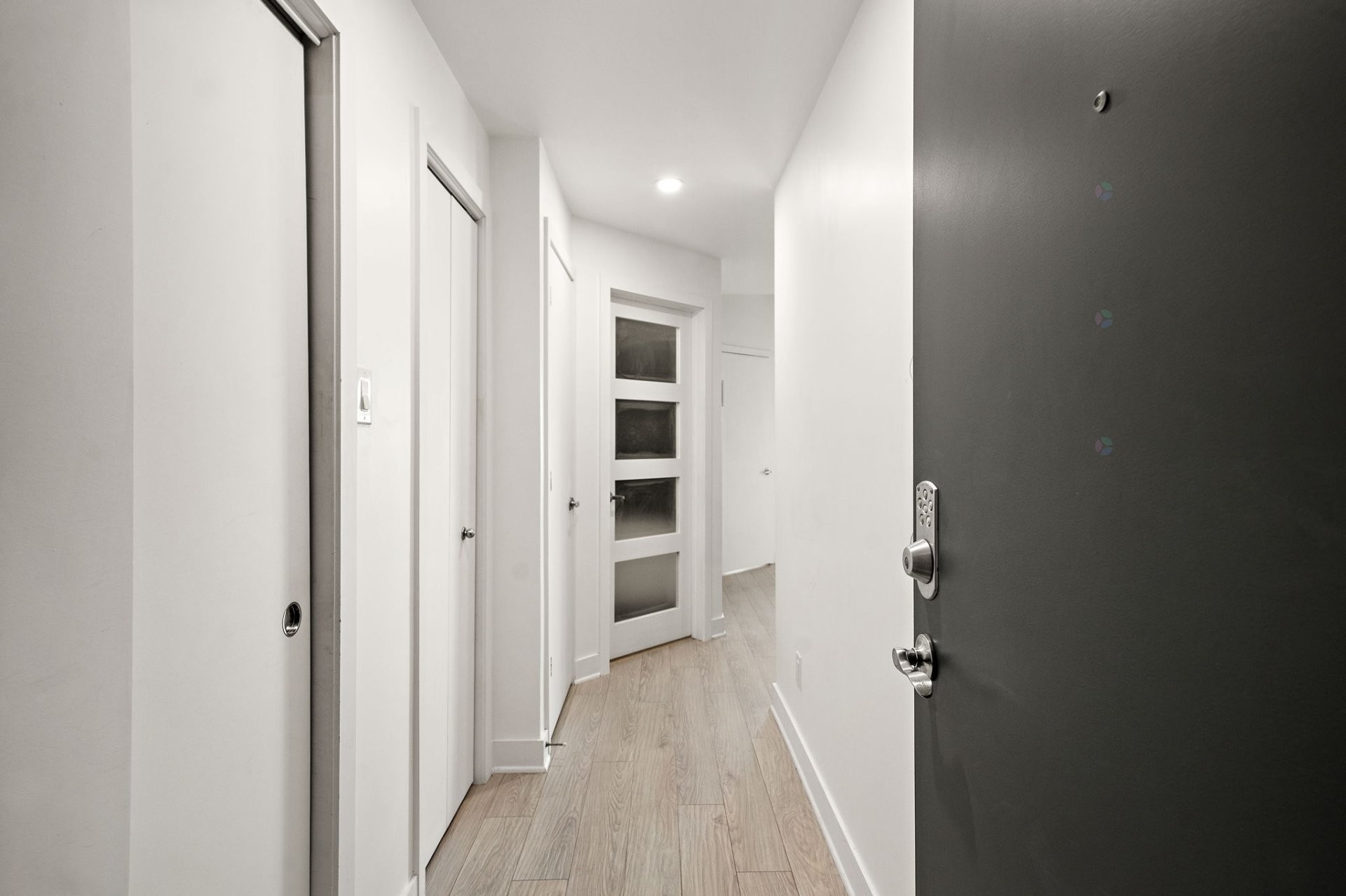 









1150


Rue St-Denis

, 916,
Montréal (Ville-Marie),




QC
H2X0B3

