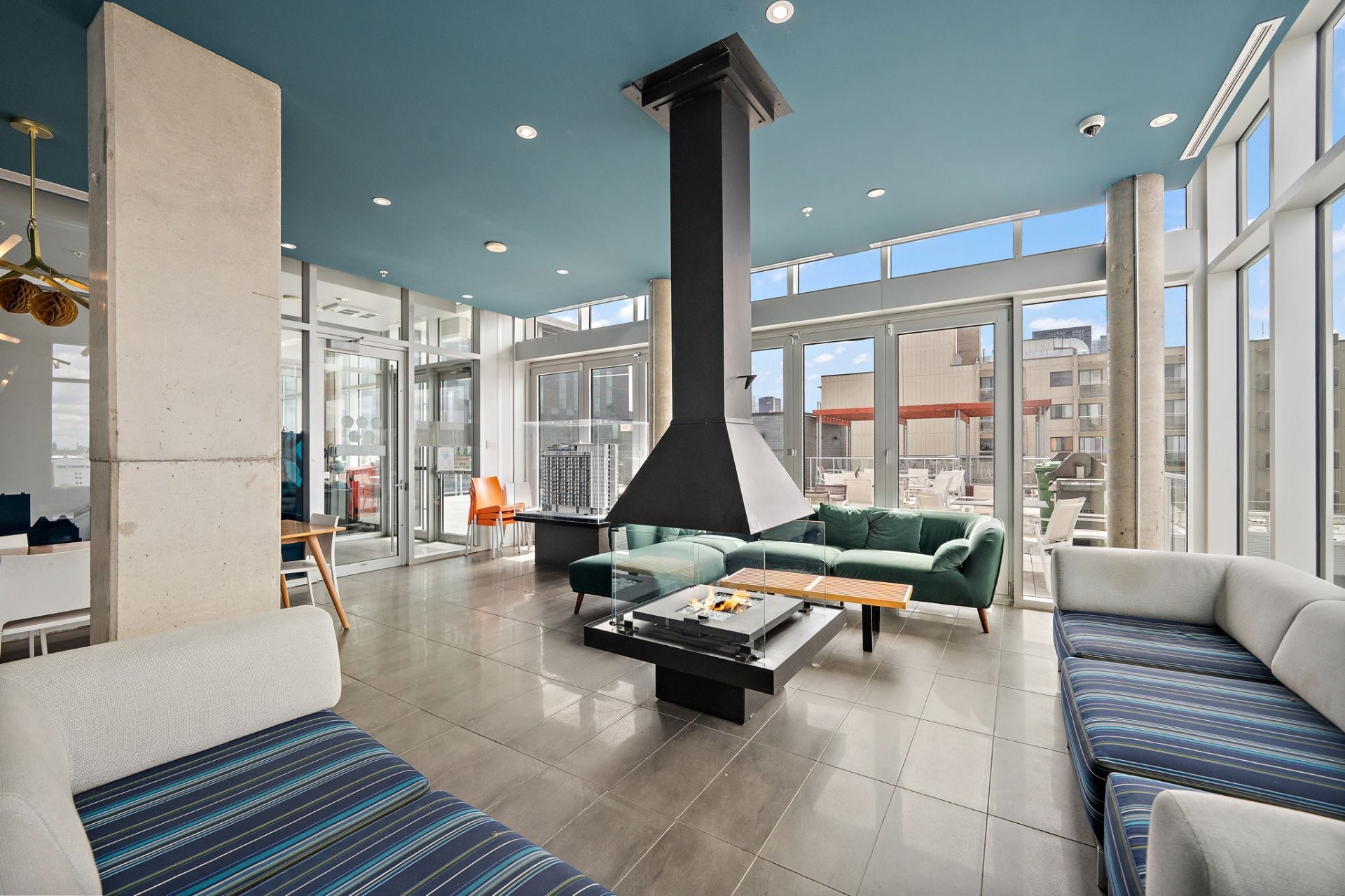 









1150


Rue St-Denis

, 916,
Montréal (Ville-Marie),




QC
H2X0B3

