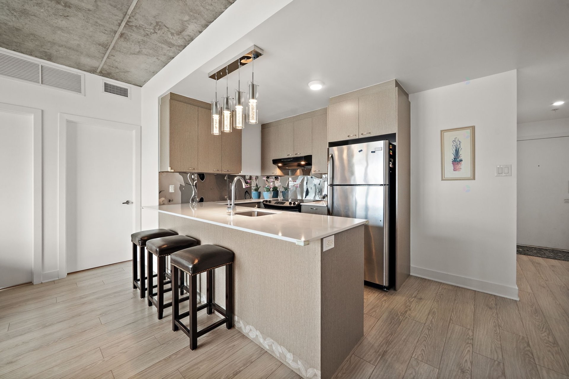 









1150


Rue St-Denis

, 916,
Montréal (Ville-Marie),




QC
H2X0B3

