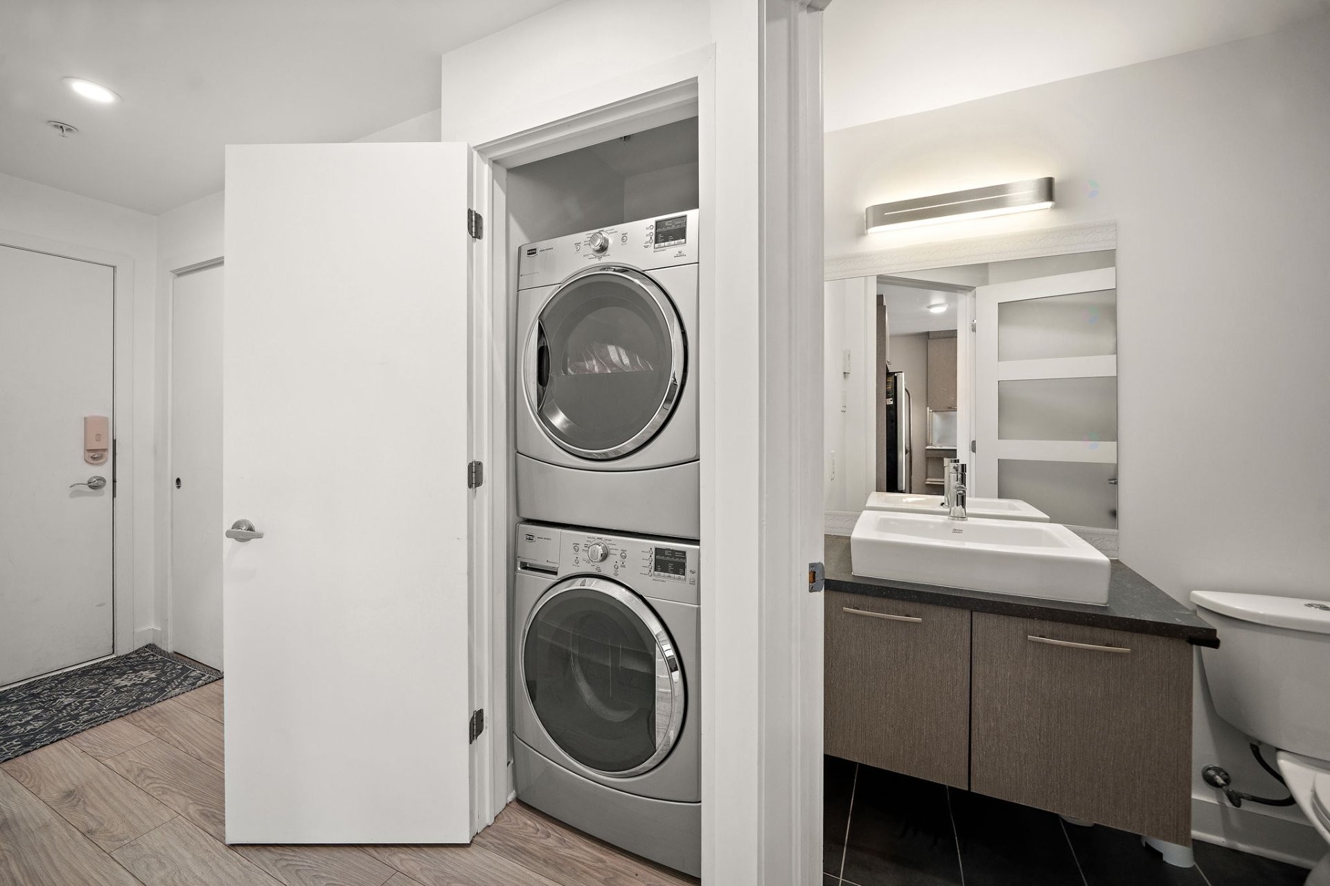 









1150


Rue St-Denis

, 916,
Montréal (Ville-Marie),




QC
H2X0B3

