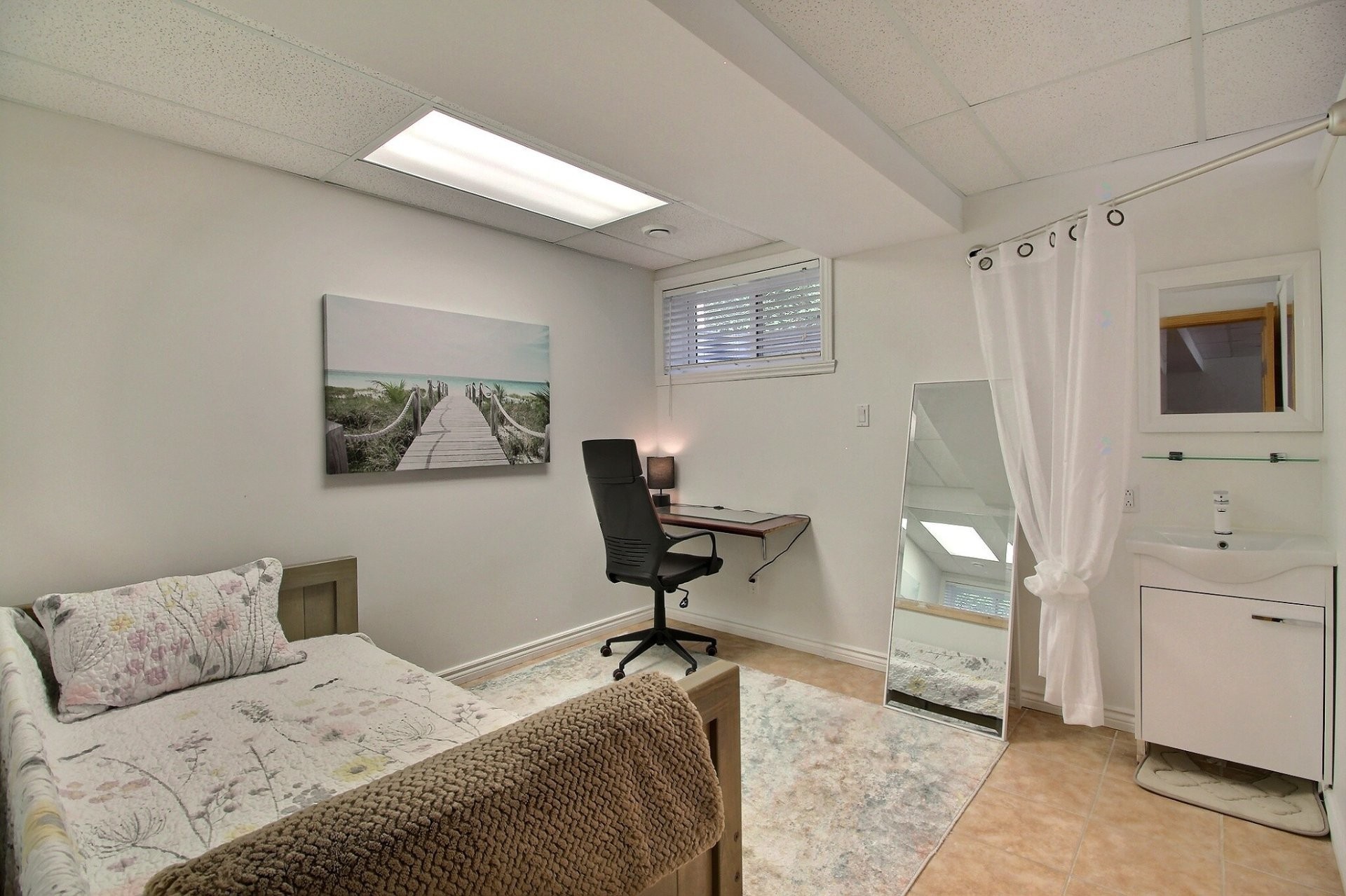 









762


Rue Genest

,
Magog,




QC
J1X4Y7

