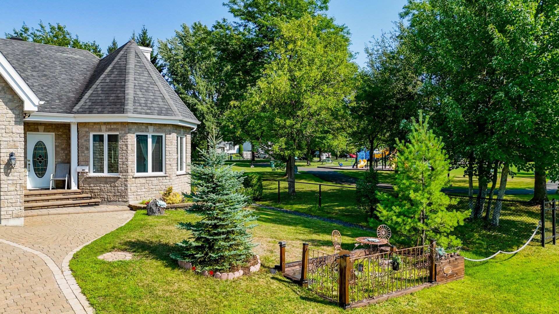 









762


Rue Genest

,
Magog,




QC
J1X4Y7

