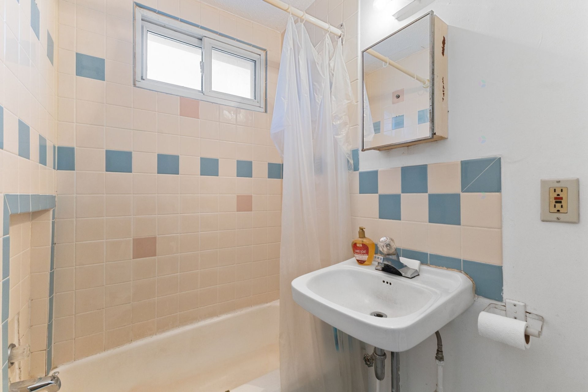 









83


Rue Wìgwàs

,
Gatineau (Hull),




QC
J8Y2W6


