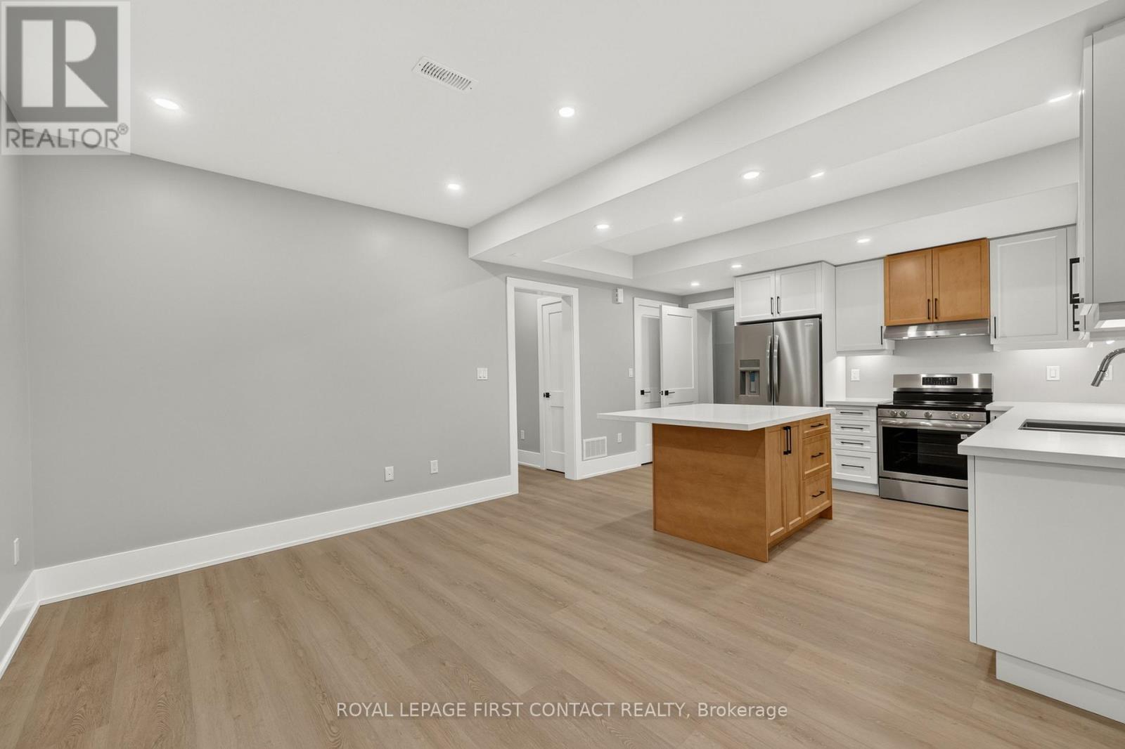 












LOWER - 933 7TH LINE

,
Innisfil,




Ontario
L9S4G1

