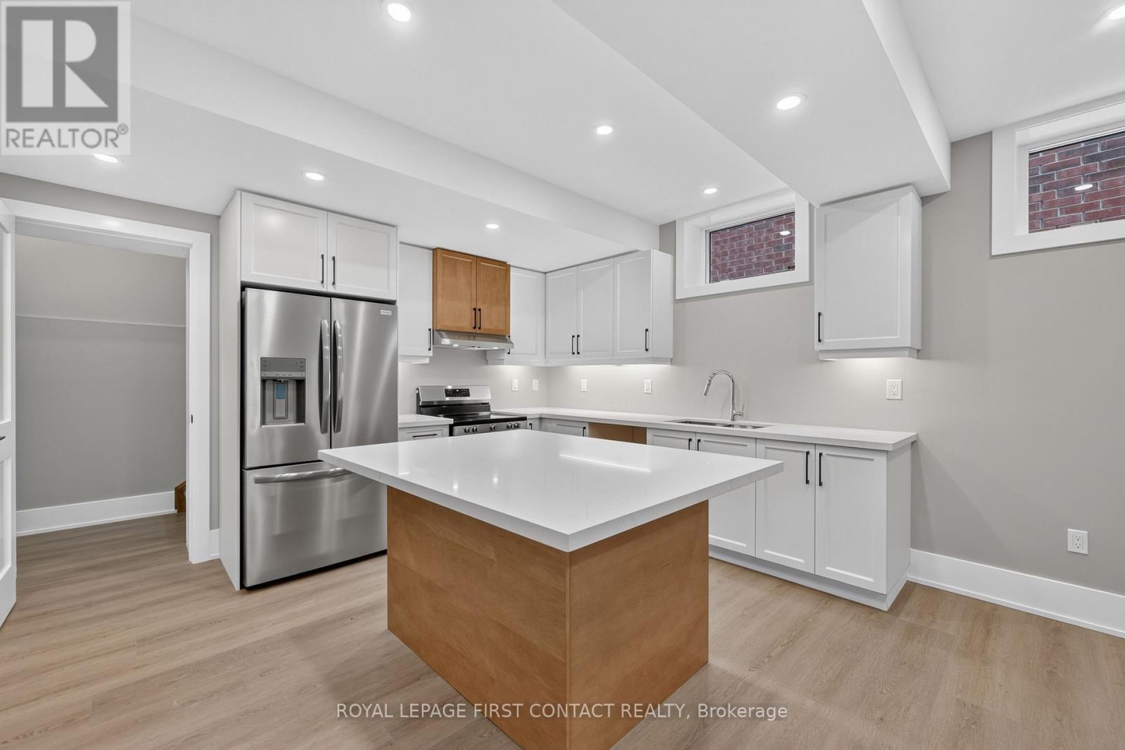 












LOWER - 933 7TH LINE

,
Innisfil,




Ontario
L9S4G1

