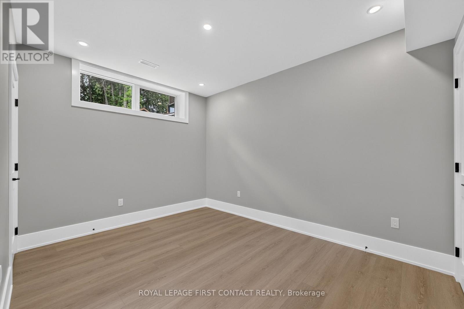 












LOWER - 933 7TH LINE

,
Innisfil,




Ontario
L9S4G1

