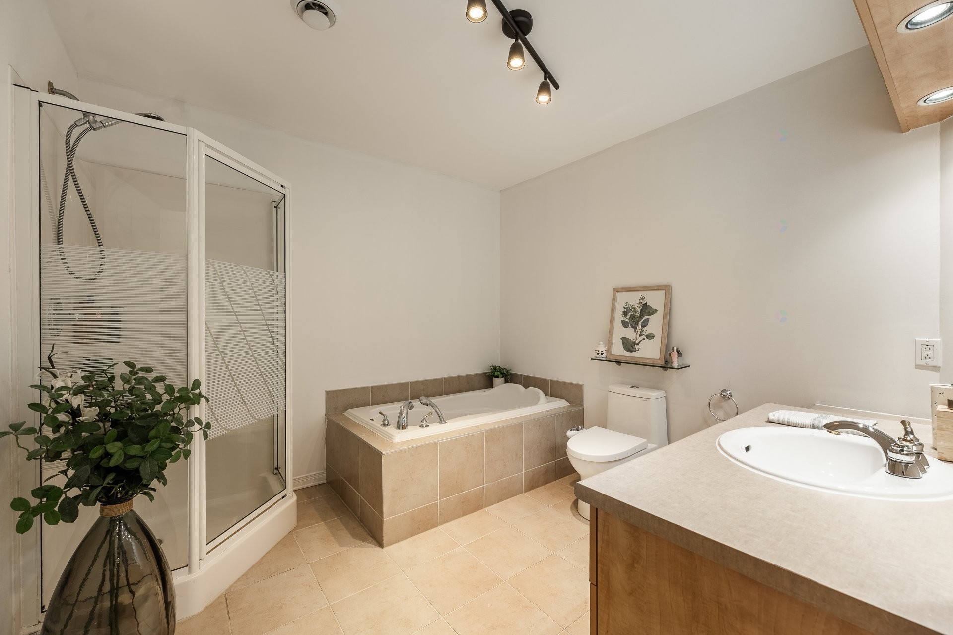 









780


Cours de la Raffinerie

,
Mont-Saint-Hilaire,




QC
J3H0C7

