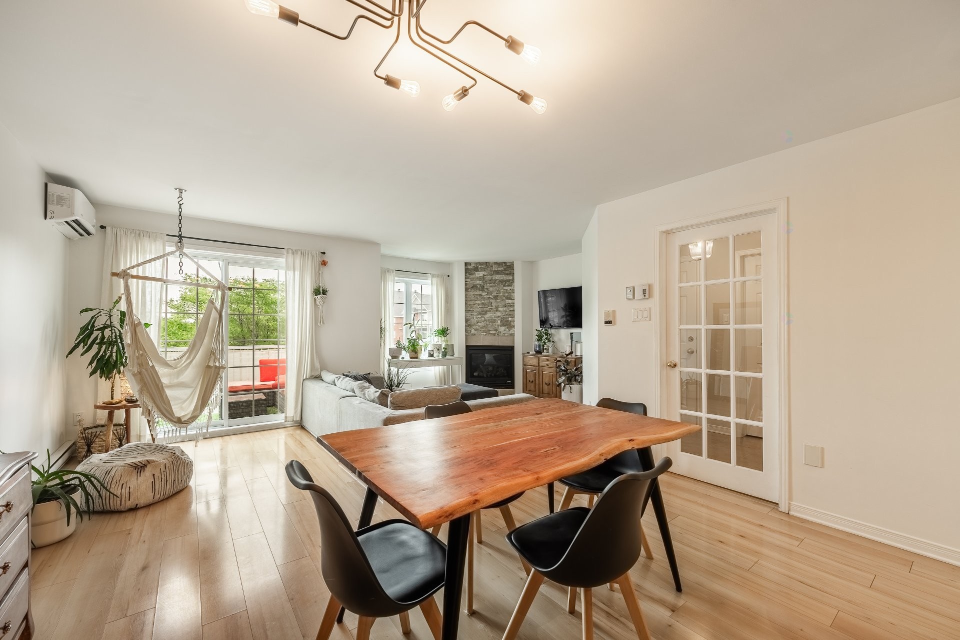 









780


Cours de la Raffinerie

,
Mont-Saint-Hilaire,




QC
J3H0C7

