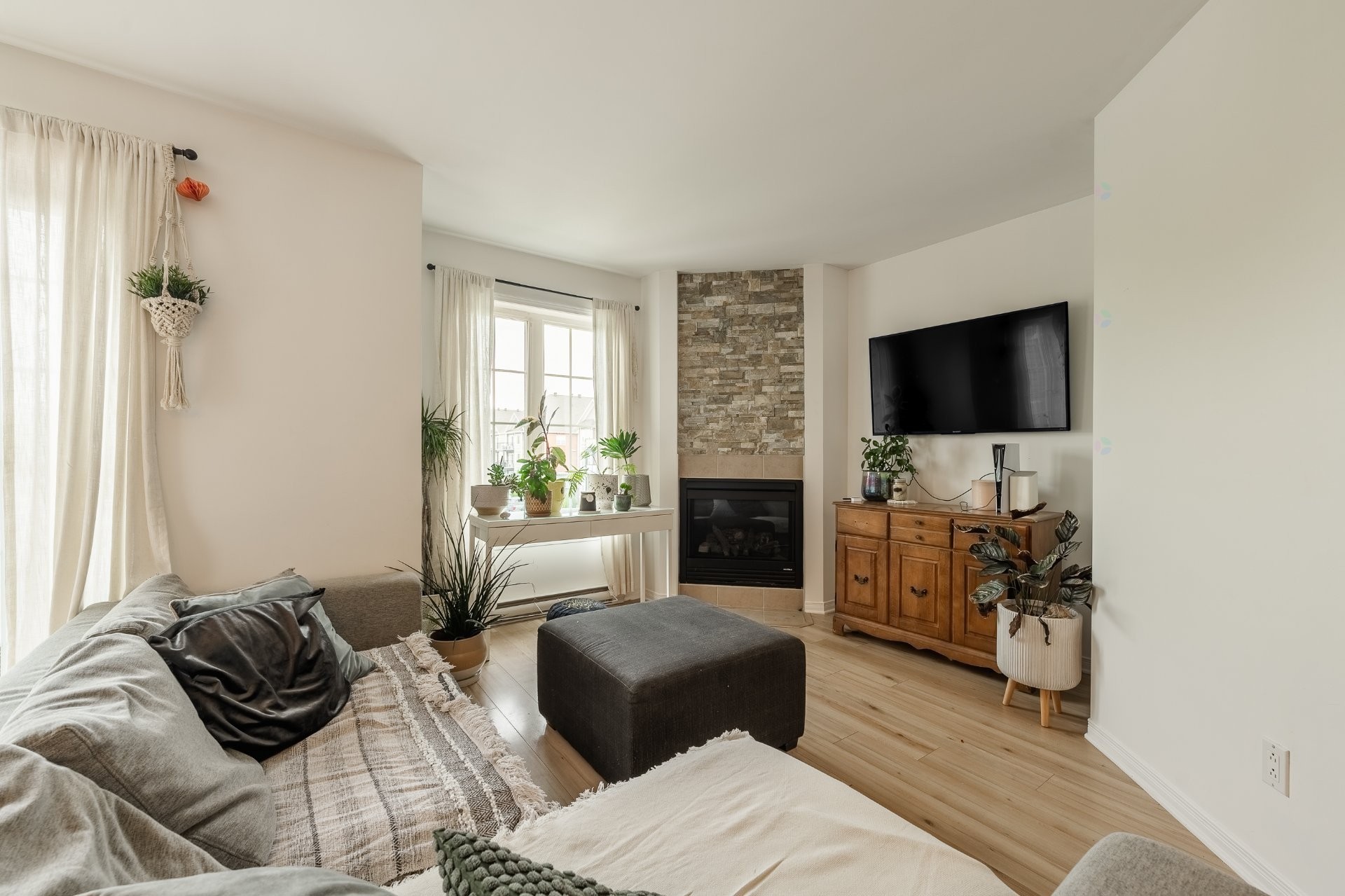 









780


Cours de la Raffinerie

,
Mont-Saint-Hilaire,




QC
J3H0C7

