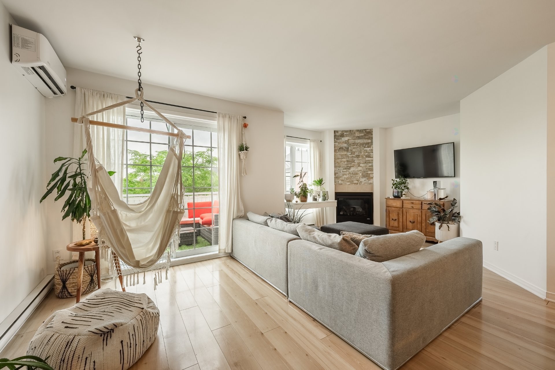 









780


Cours de la Raffinerie

,
Mont-Saint-Hilaire,




QC
J3H0C7

