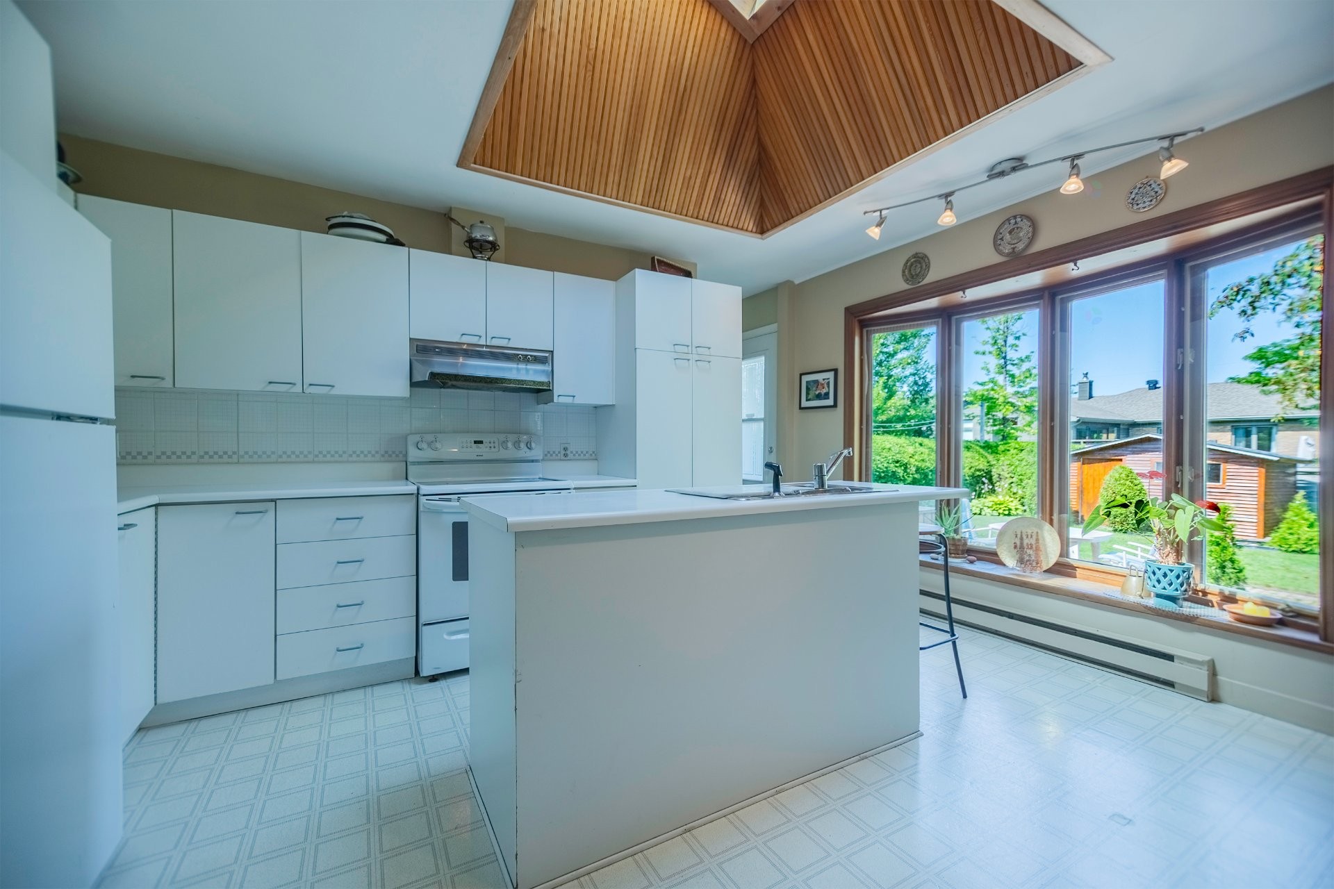 









242


Av. de Sanford

,
Saint-Lambert,




QC
J4P2X6

