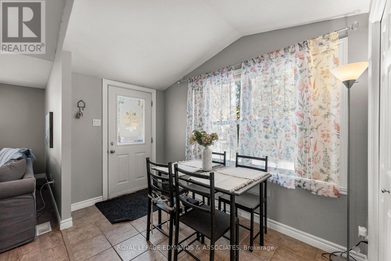 












5 HUNTERS RUN LANE

,
Laurentian Hills,




Ontario
K0J1J0

