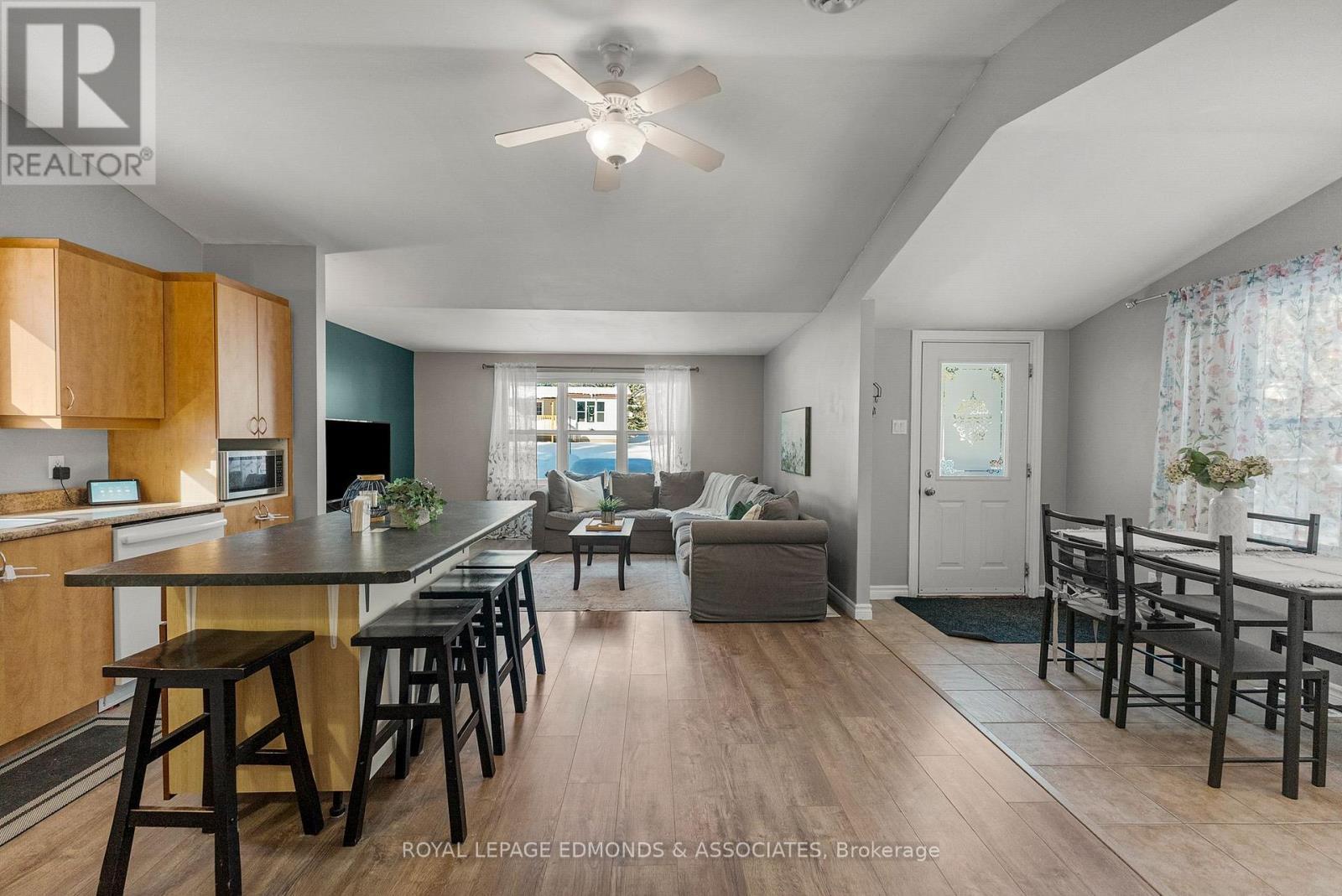 












5 HUNTERS RUN LANE

,
Laurentian Hills,




Ontario
K0J1J0

