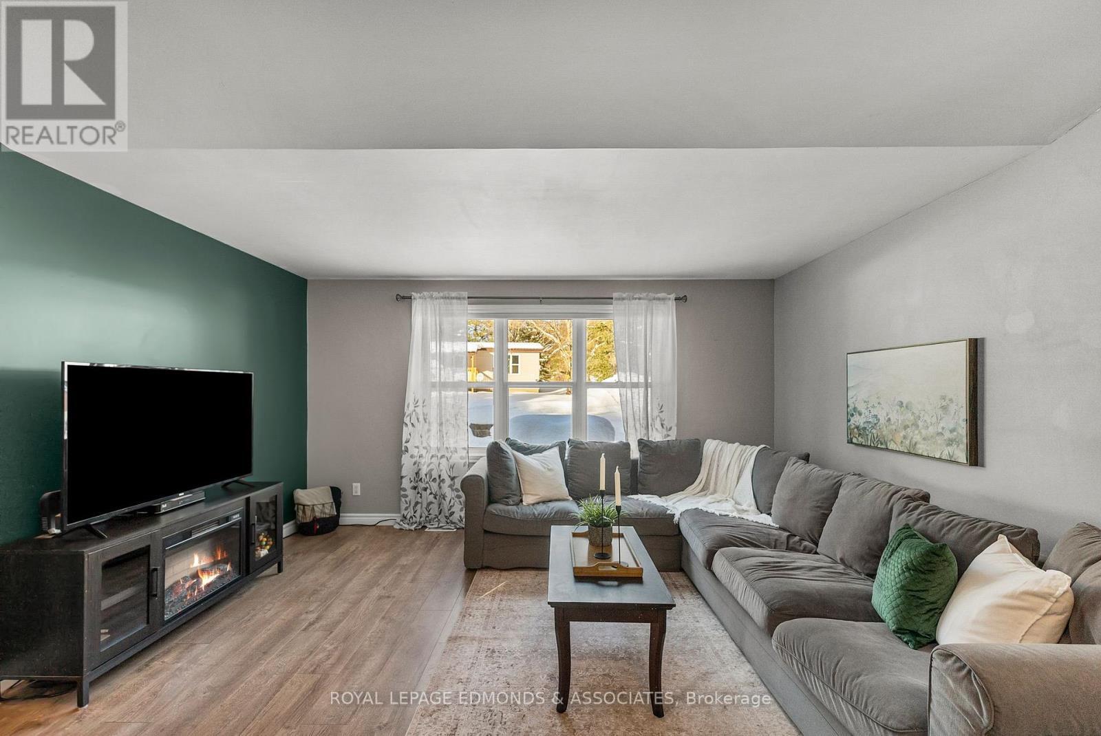 












5 HUNTERS RUN LANE

,
Laurentian Hills,




Ontario
K0J1J0

