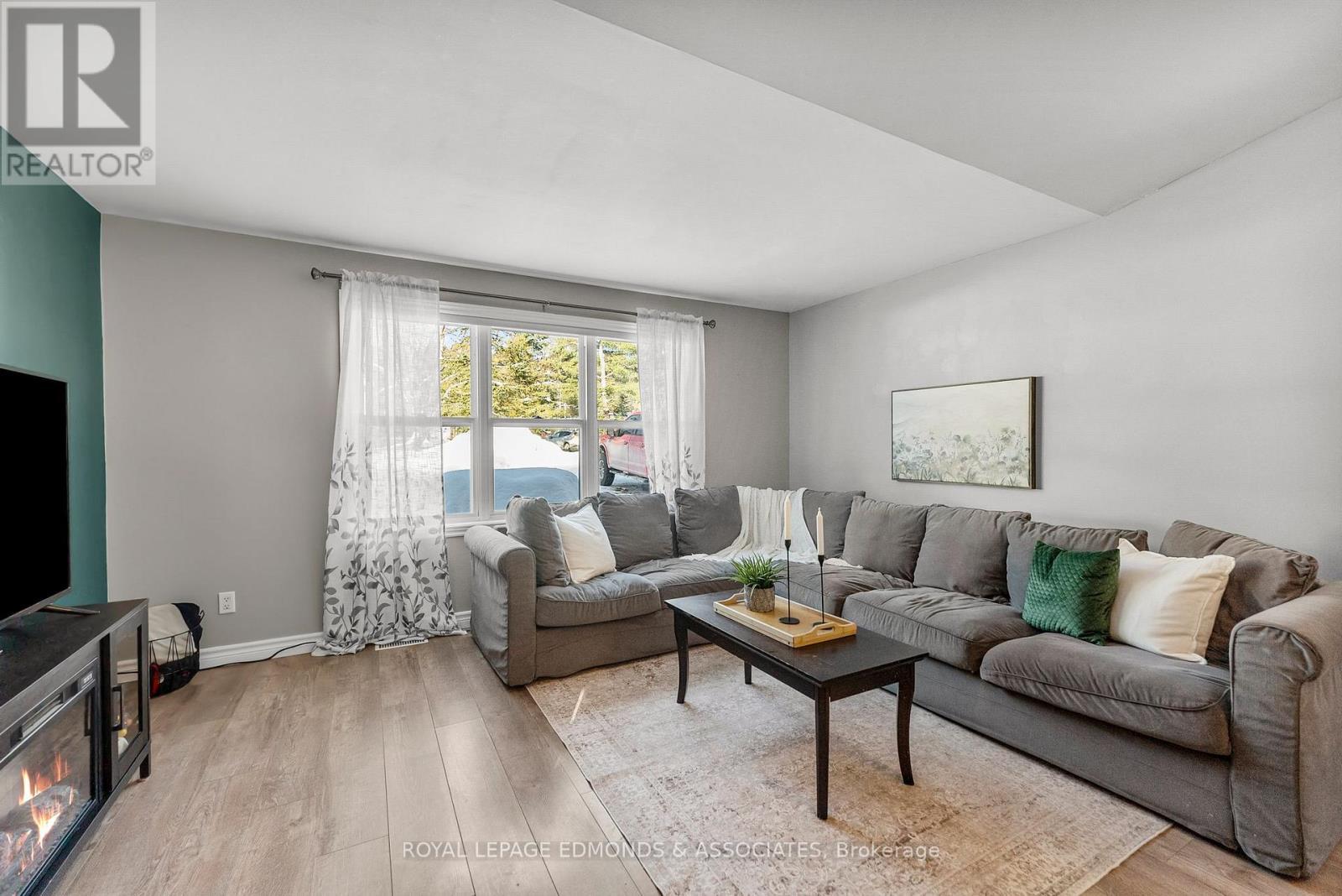 












5 HUNTERS RUN LANE

,
Laurentian Hills,




Ontario
K0J1J0

