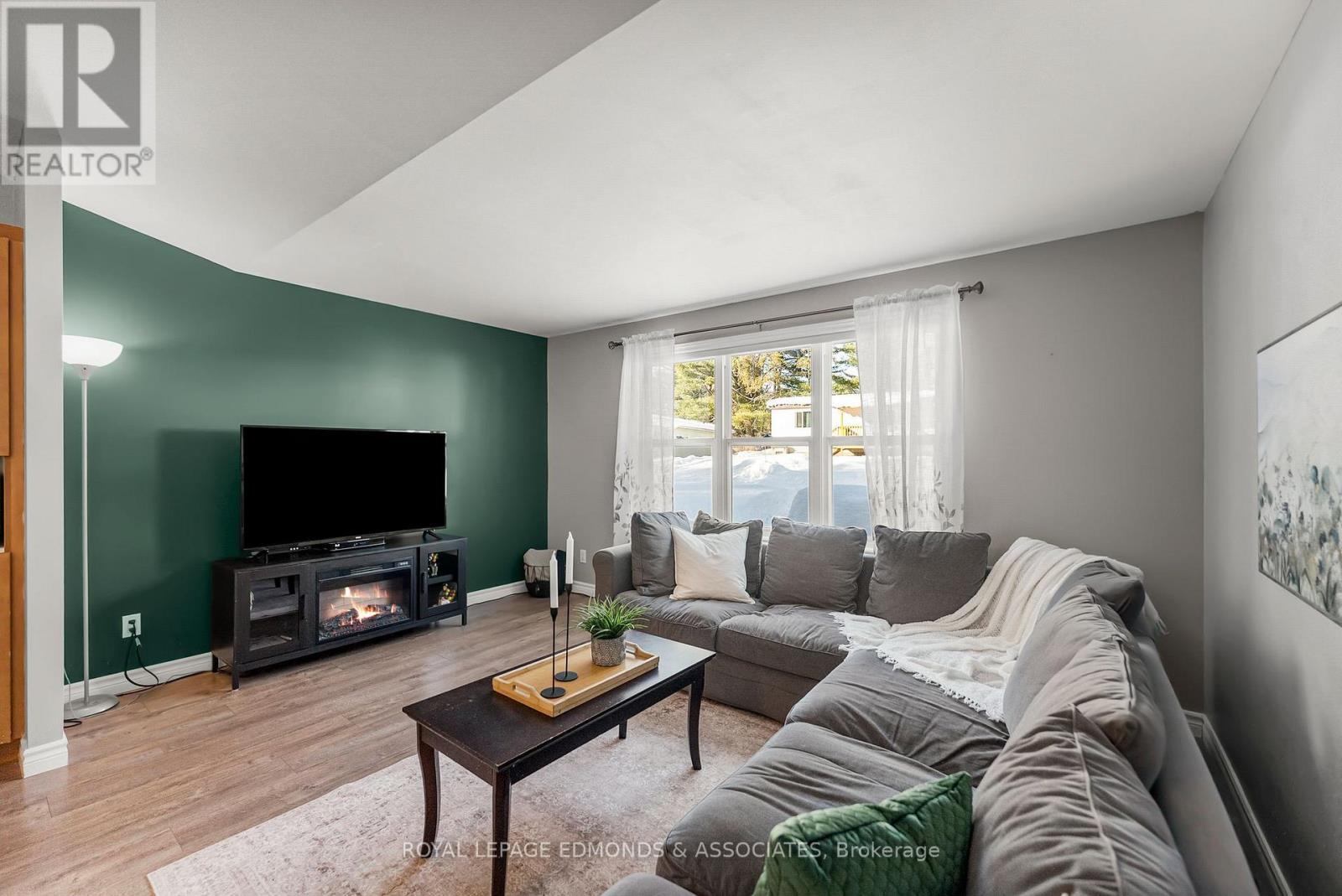 












5 HUNTERS RUN LANE

,
Laurentian Hills,




Ontario
K0J1J0

