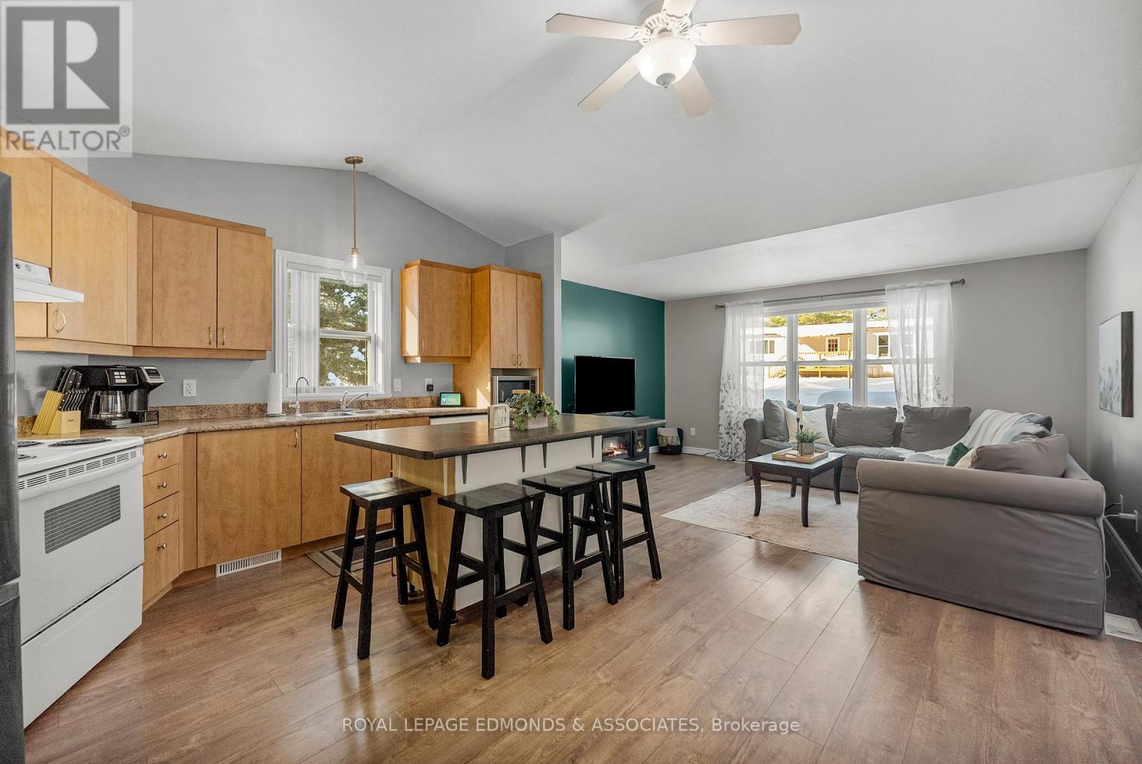 












5 HUNTERS RUN LANE

,
Laurentian Hills,




Ontario
K0J1J0

