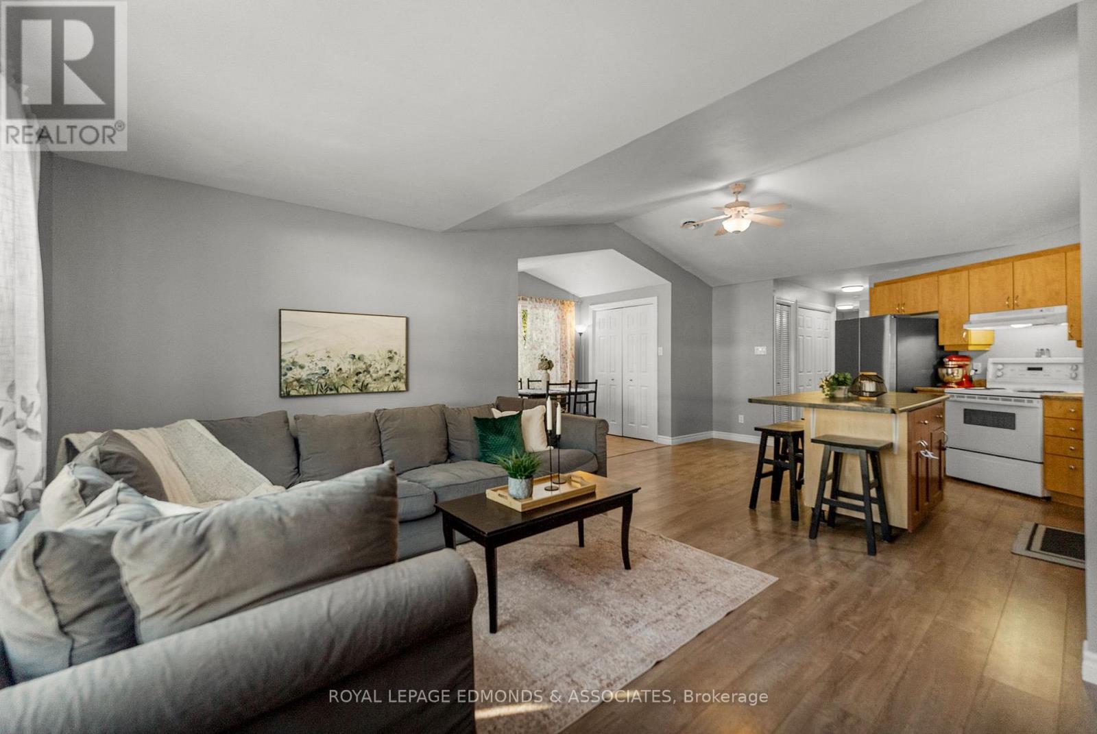 












5 HUNTERS RUN LANE

,
Laurentian Hills,




Ontario
K0J1J0

