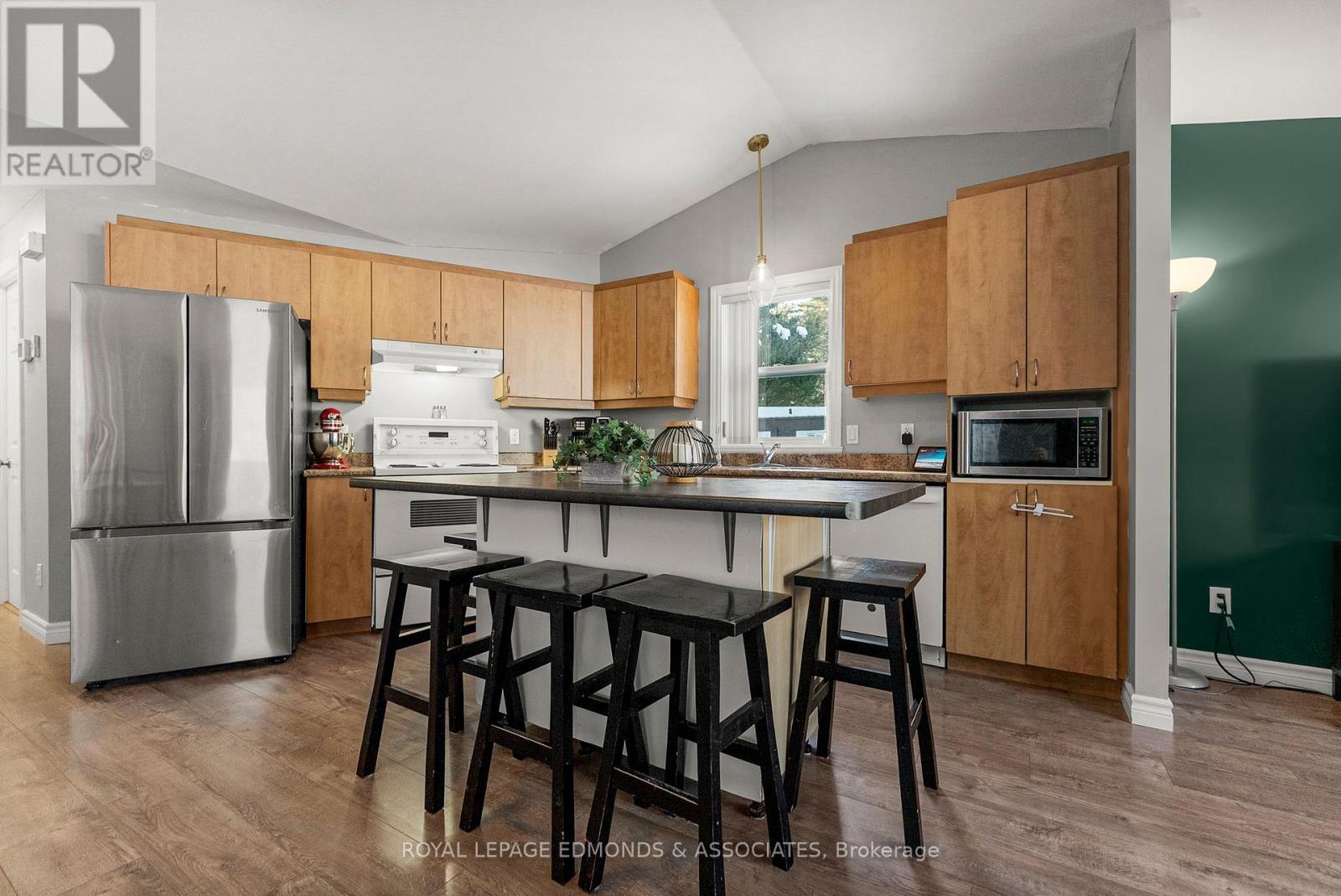 












5 HUNTERS RUN LANE

,
Laurentian Hills,




Ontario
K0J1J0

