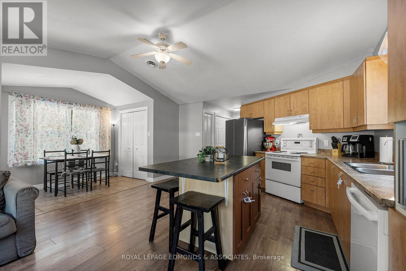 












5 HUNTERS RUN LANE

,
Laurentian Hills,




Ontario
K0J1J0

